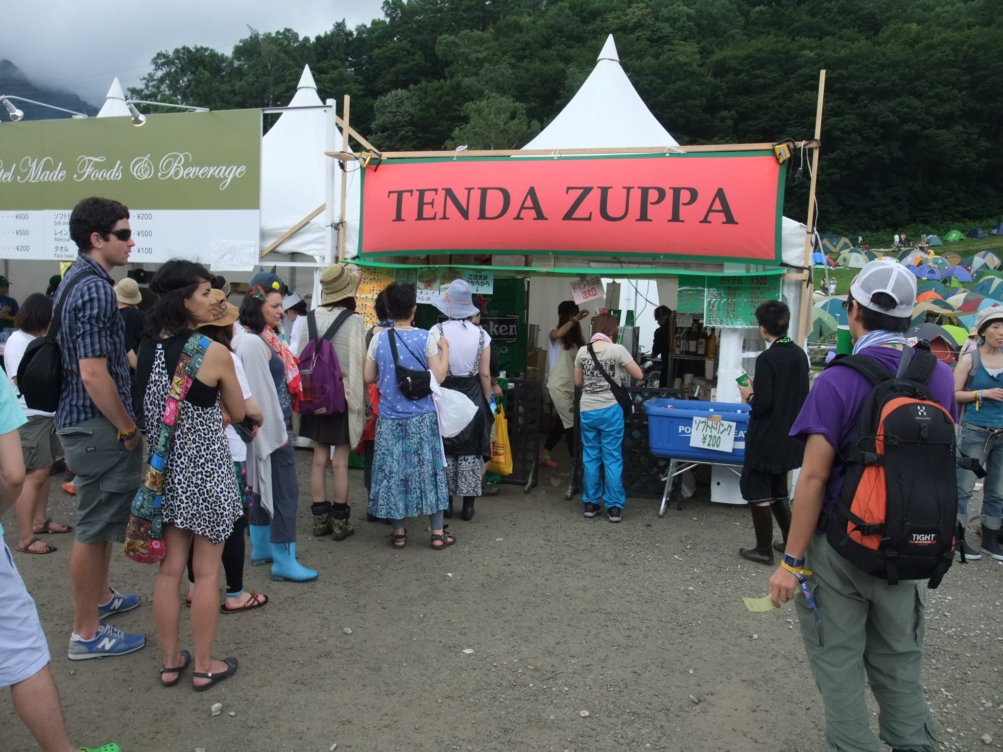 入り口の左側に移動した飲食店。シチュー等。