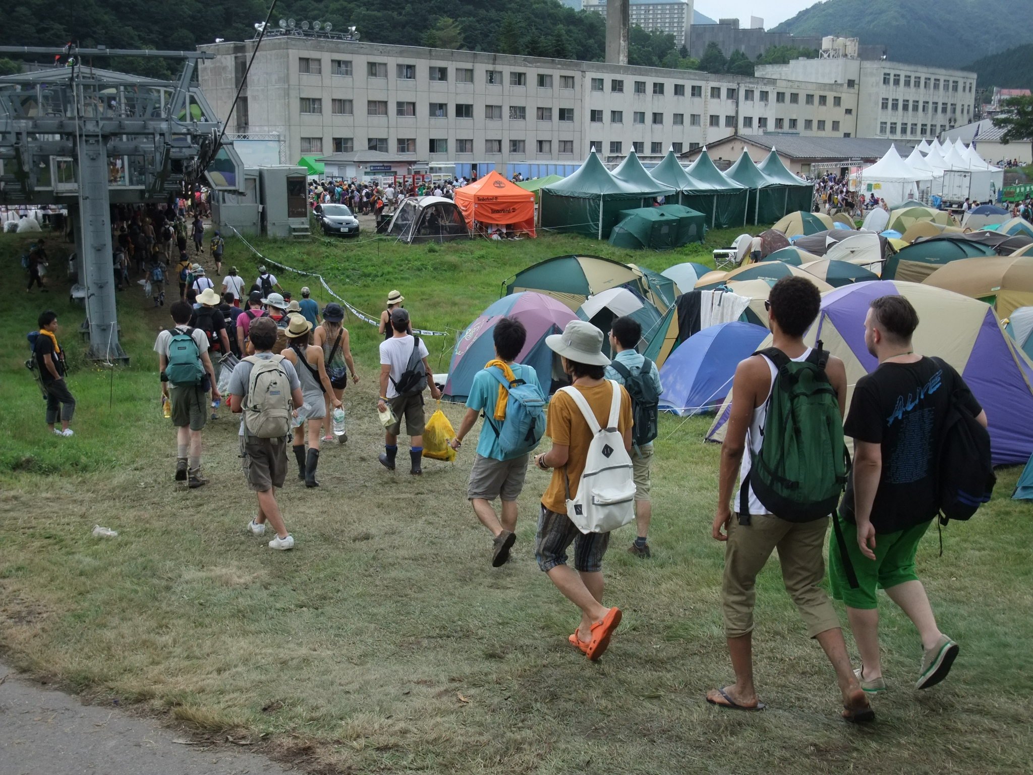 レディースエリアを回らずに出られます。