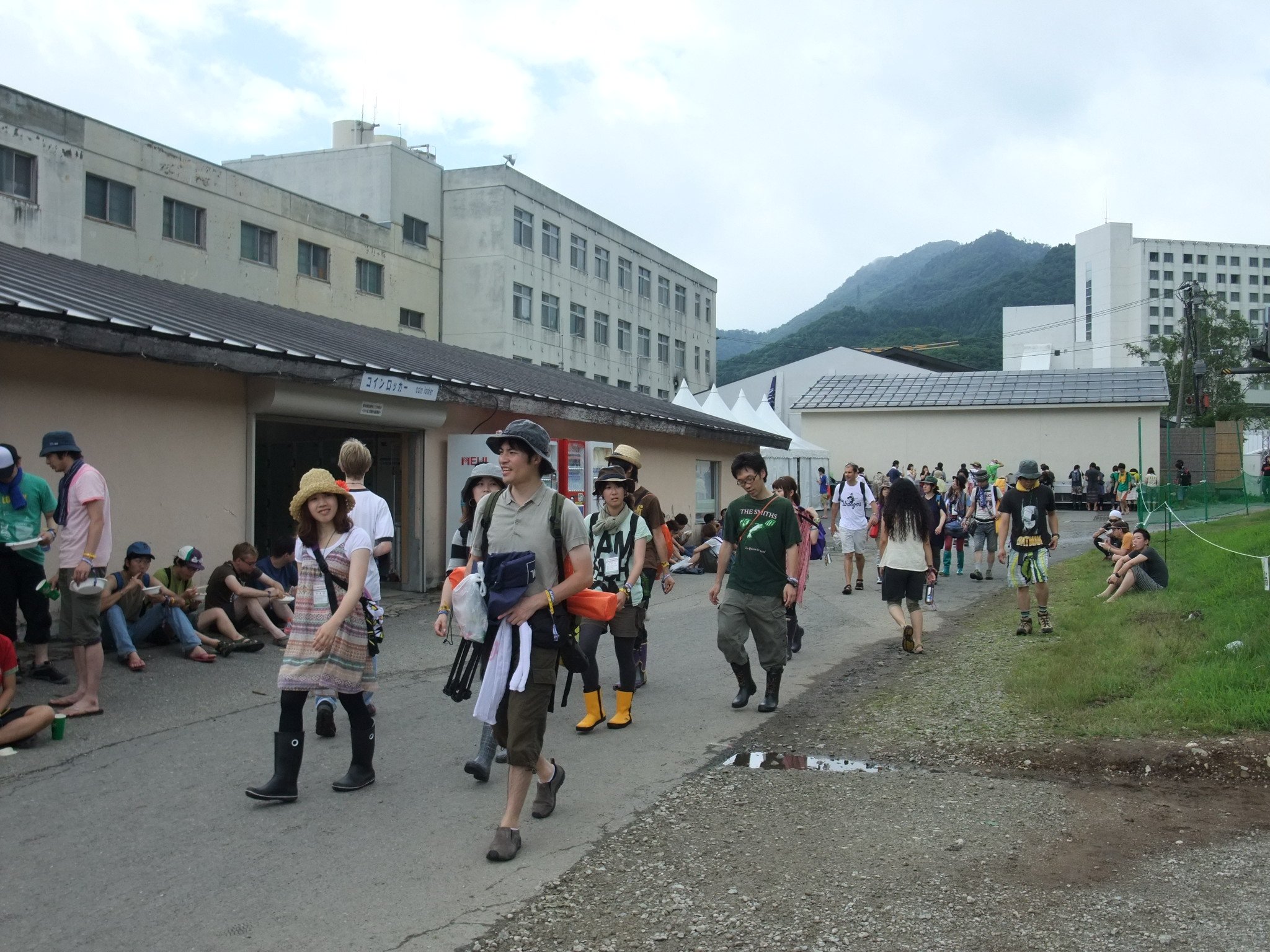 プリンスホテル方面から歩いてくる人。