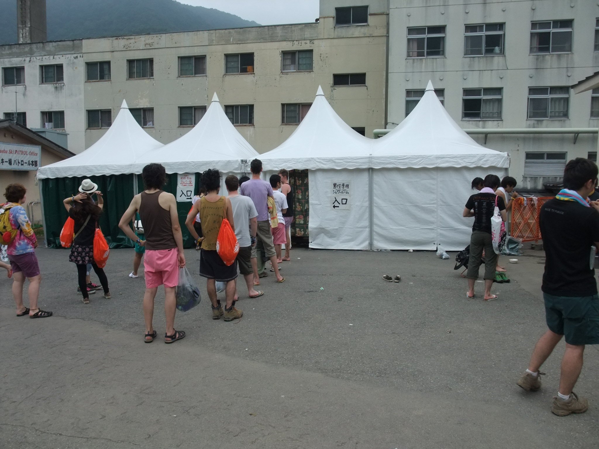 あまり並んでいない冷水シャワー。