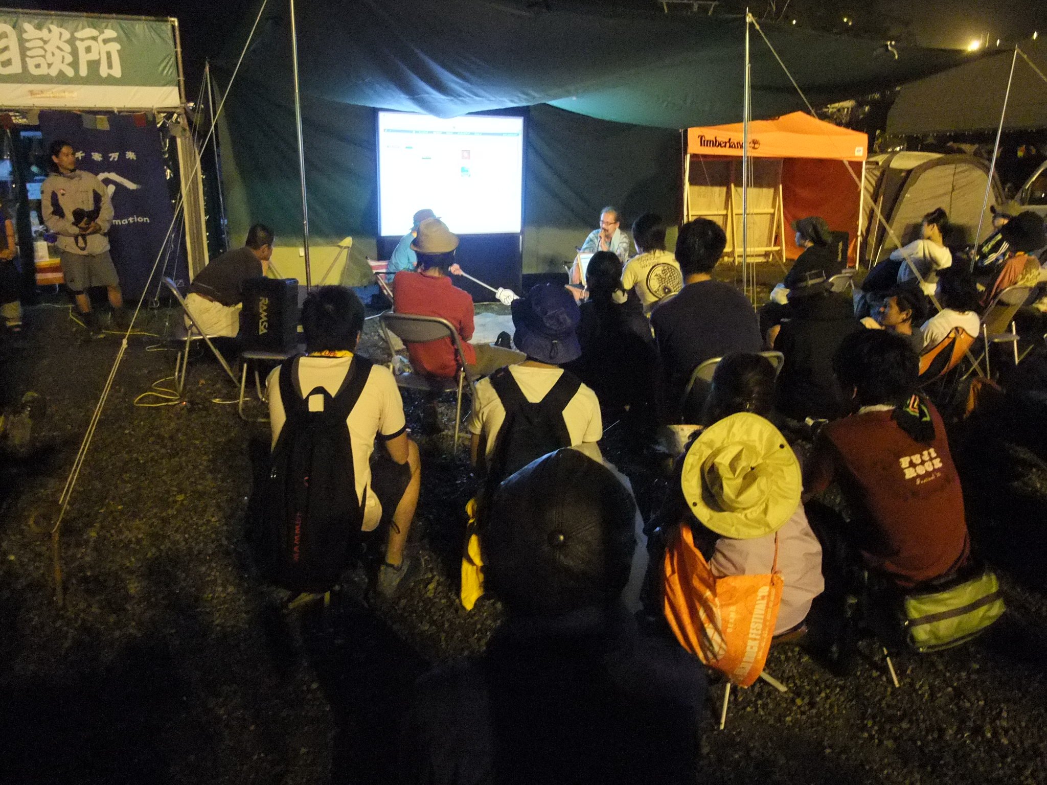 予定通り始まったイベント。土曜日の深夜0時から。日曜日の時間帯ごとに何を見るか、「LJ」の人が答えています。