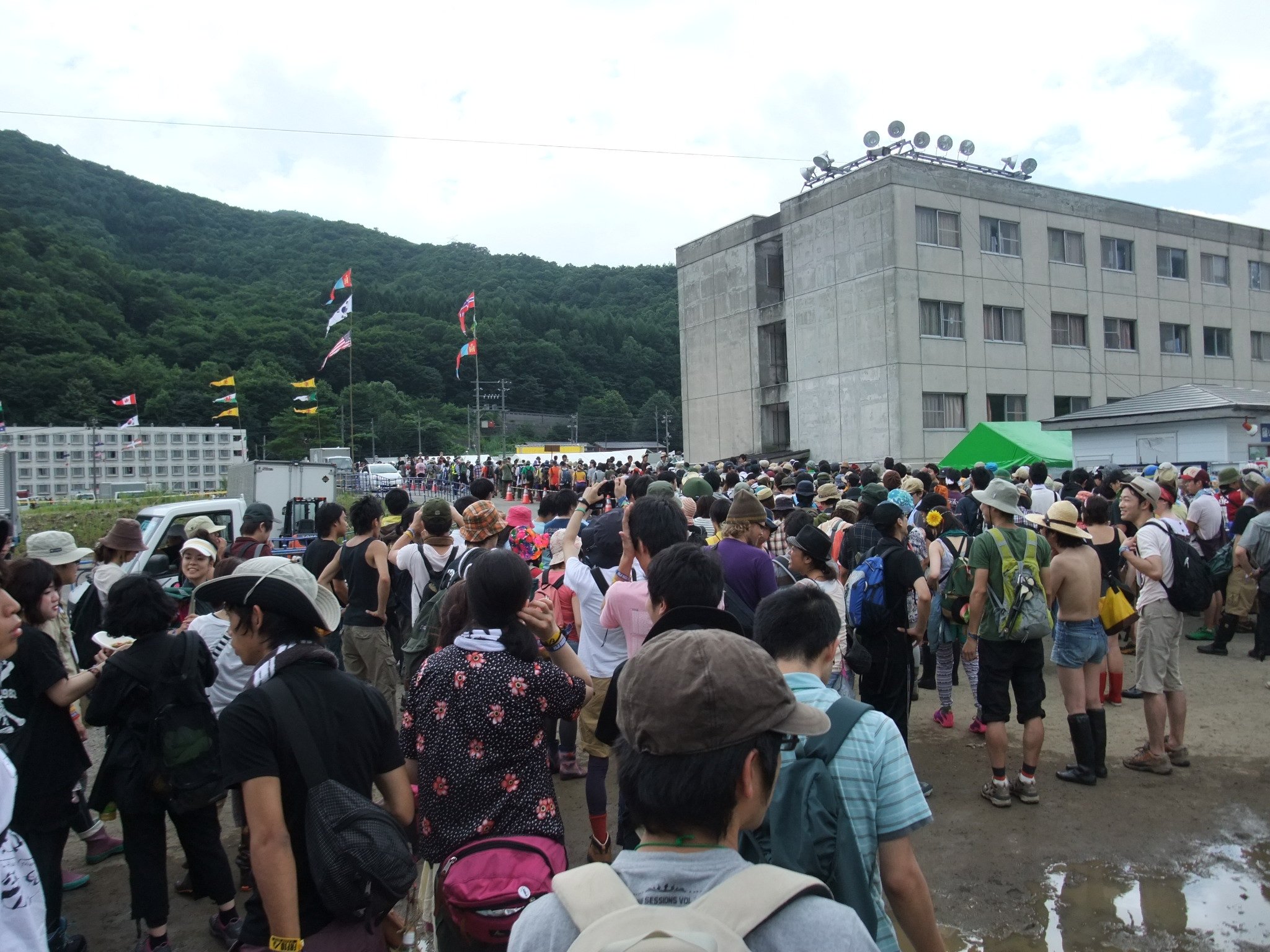 初日午前10時12分ごろ。会場入りする人の列。