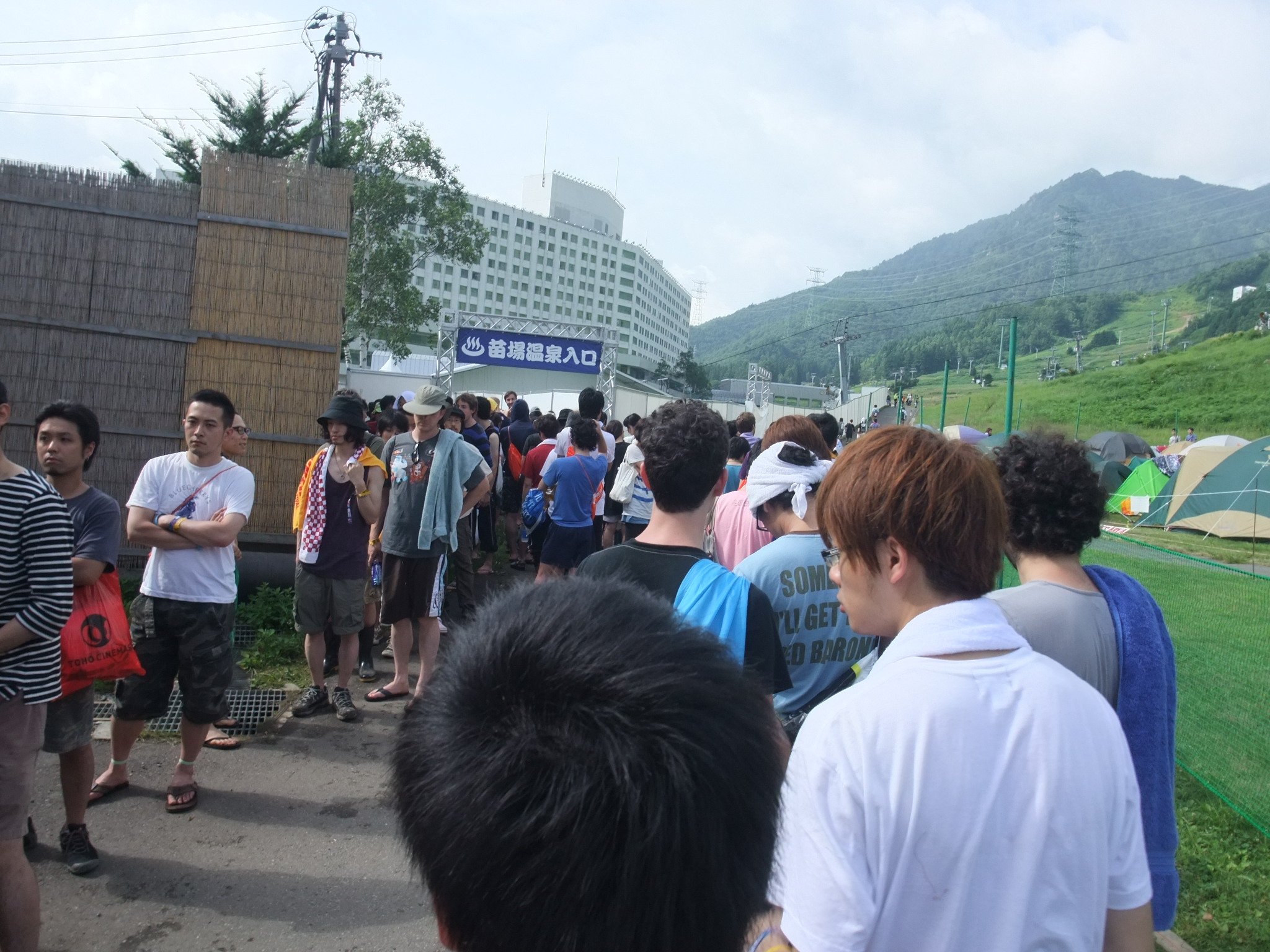 レディースエリアのプリンスホテル方面にある常設の苗場温泉。本物の温泉です。右側の列は苗場温泉の列、左側の列は冷水シャワーの列。