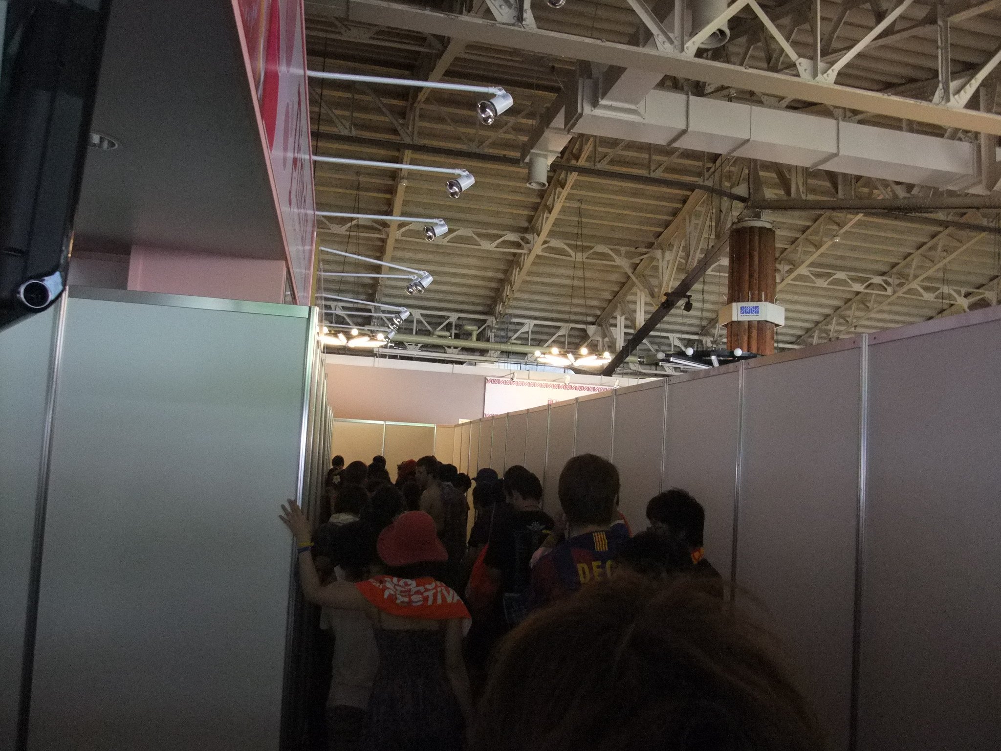 建物の中に入り、さらに行列。