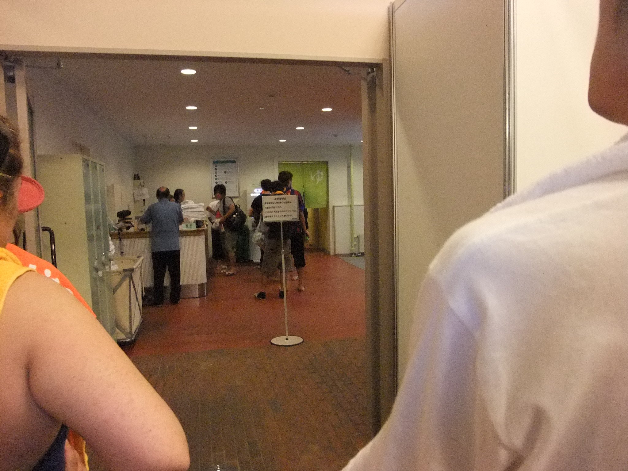 列の先頭。入浴1回500円、タオルのレンタルは200円。シャンプー、ボディーソープは中にあります。ドライヤーも（男性は）5台あります。