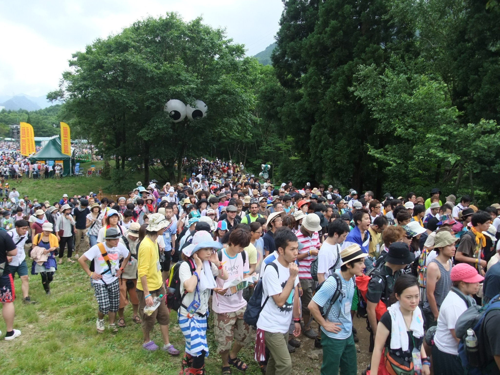 オフィシャル・グッズ売り場からグリーンステージを見ています。