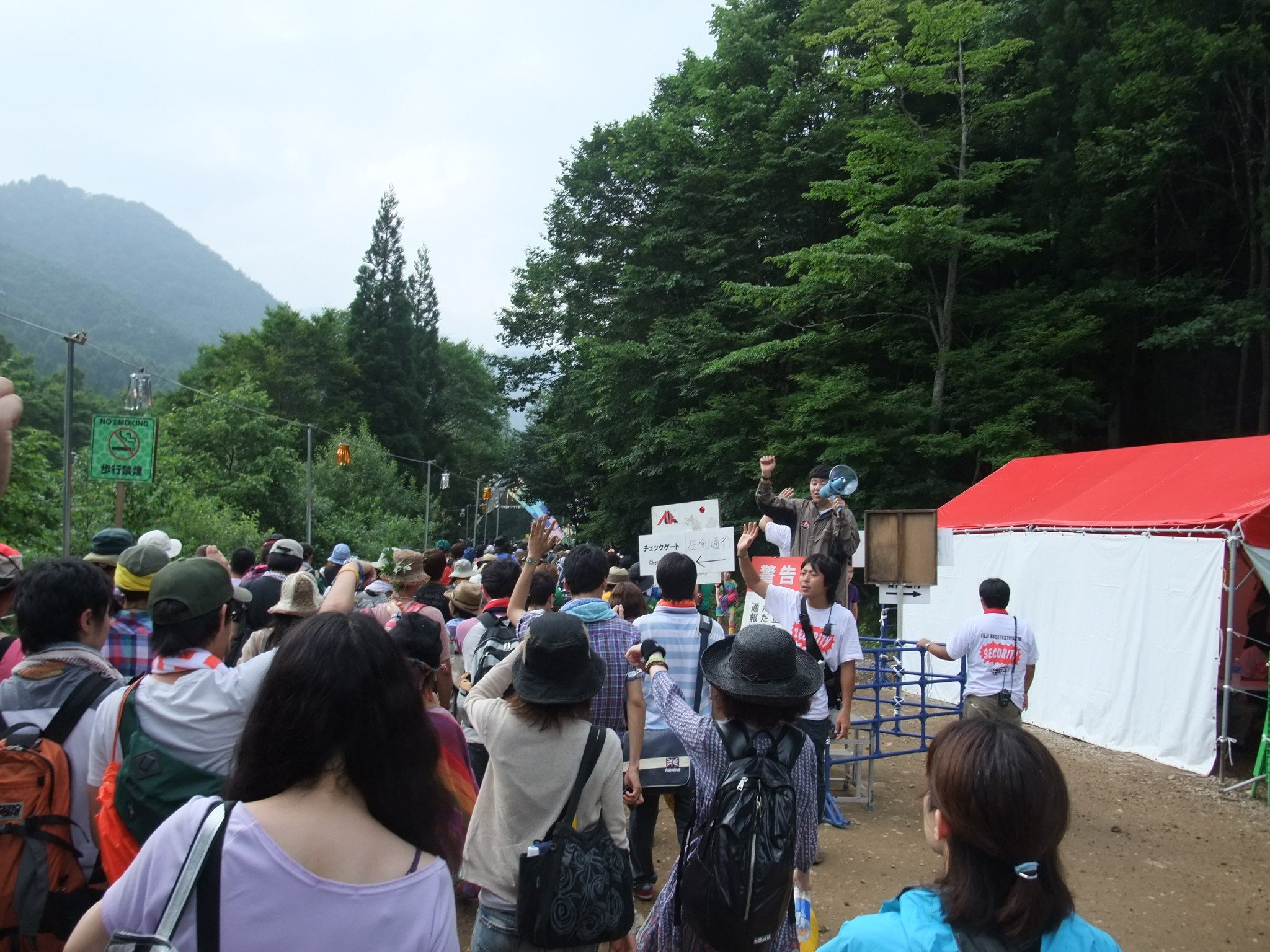 通常はリストバンドチェックをしています。