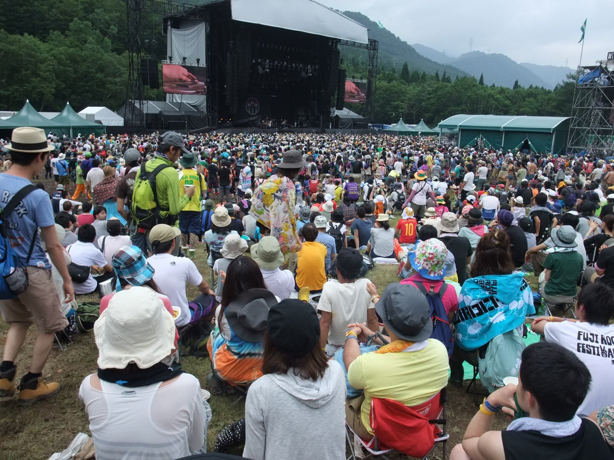 座って見る人が多いステージ。