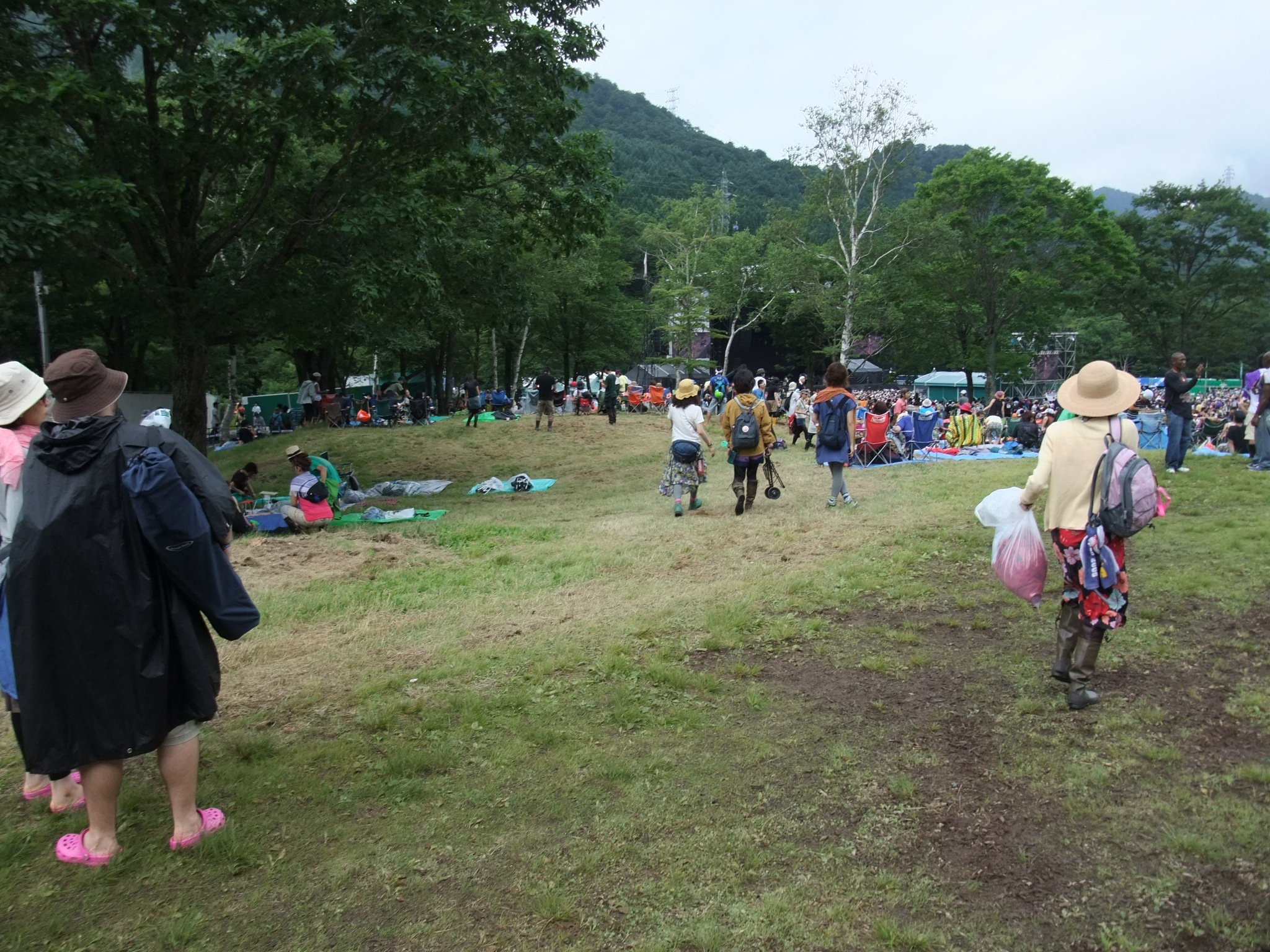 初日午前11時ごろ。レジャーシートがほとんどなく、グリーンステージのライブが始まってもゆっくり埋まっていきます。