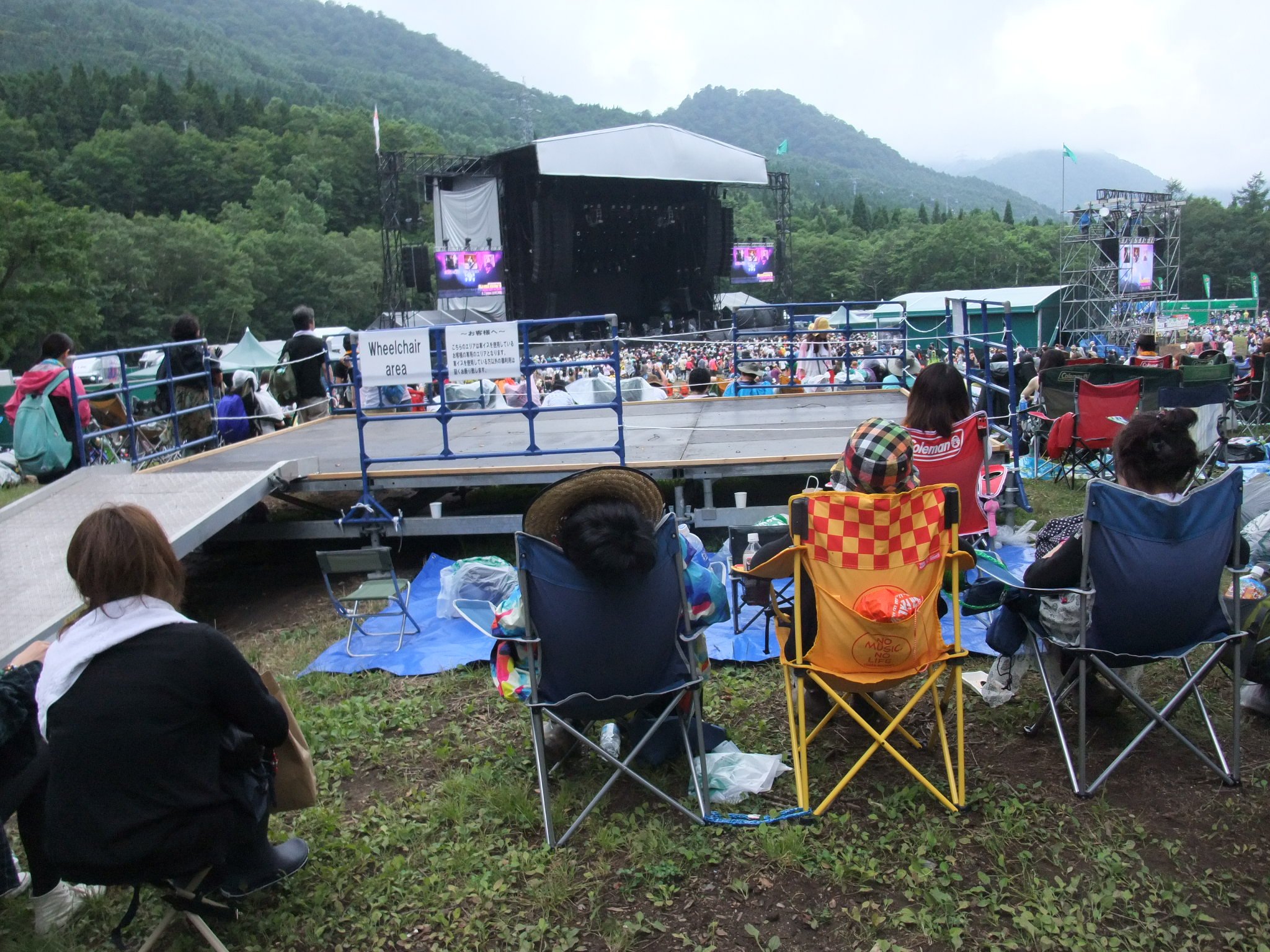 足の不自由な人用の席。