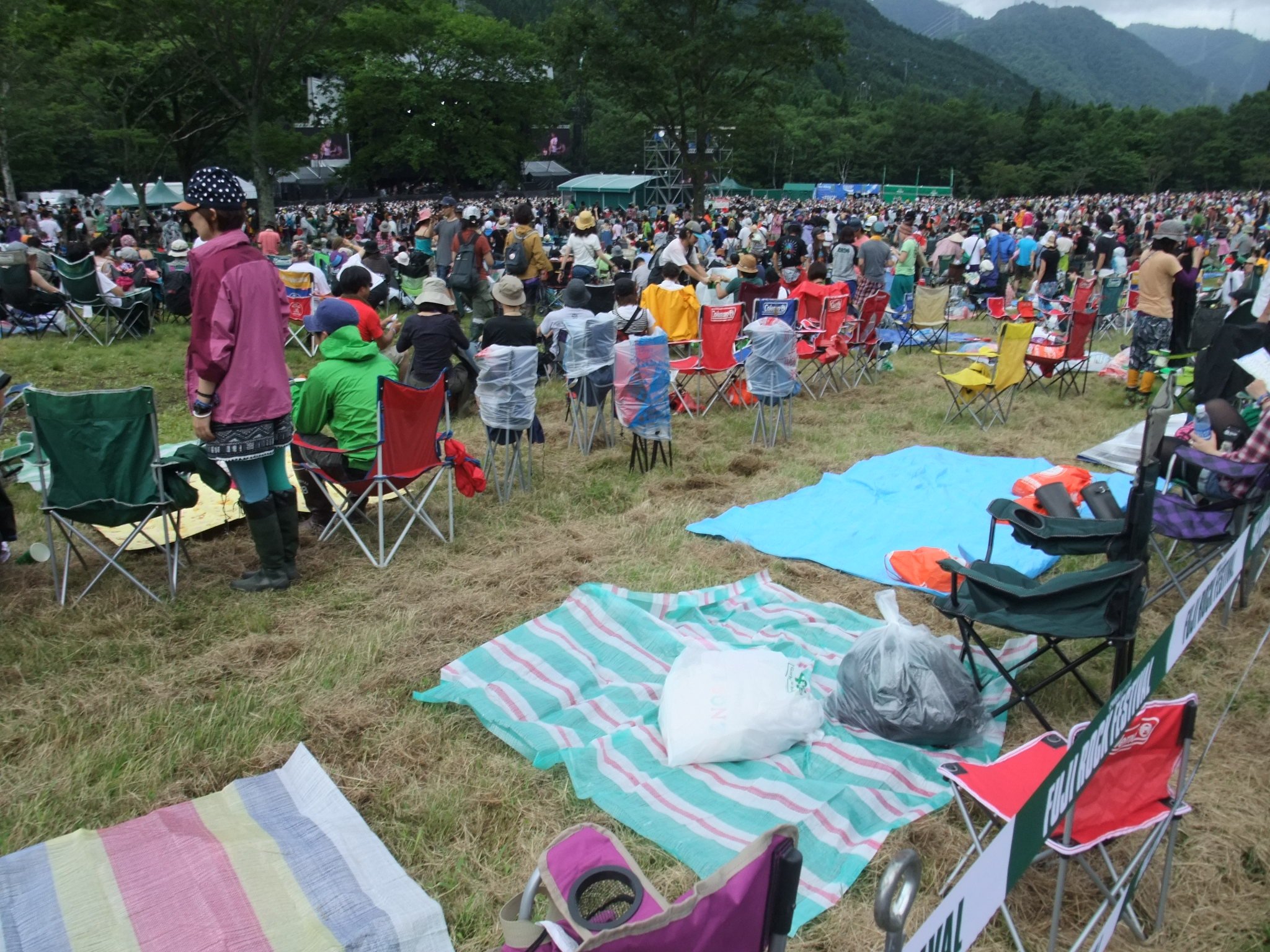 舗装された通路のすぐ前。