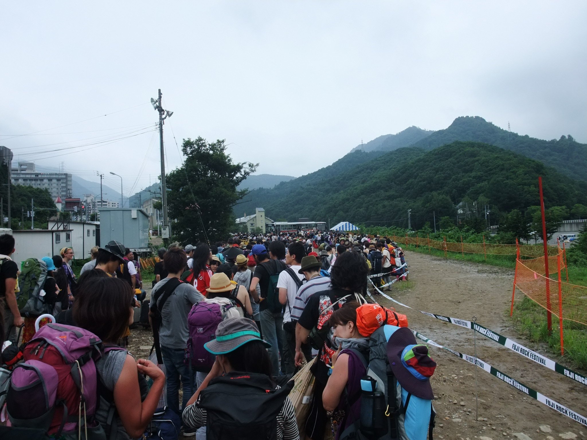 シャトルバスに乗る人の行列。