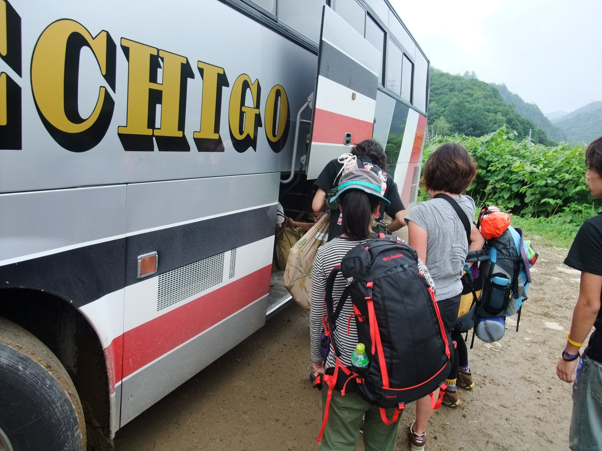 観光バスの場合、荷物は床下に置けます。路線バスは持って上がります。観光バスは東京から来ています。