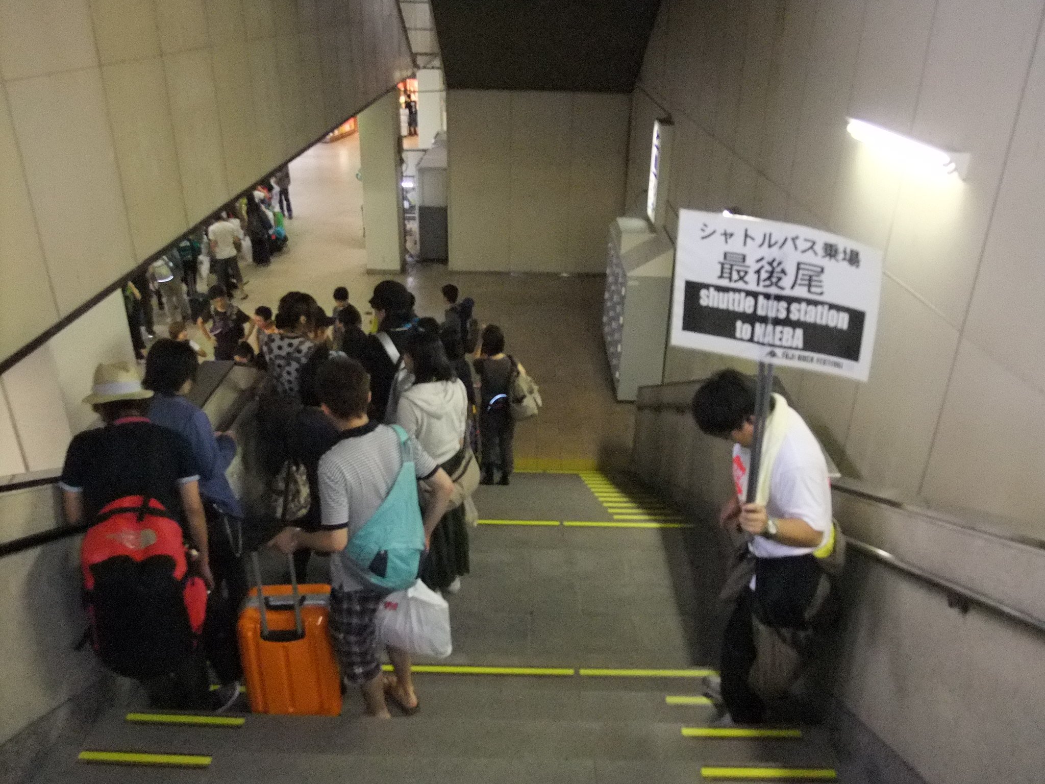 越後湯沢駅のシャトルバスの待ち行列。