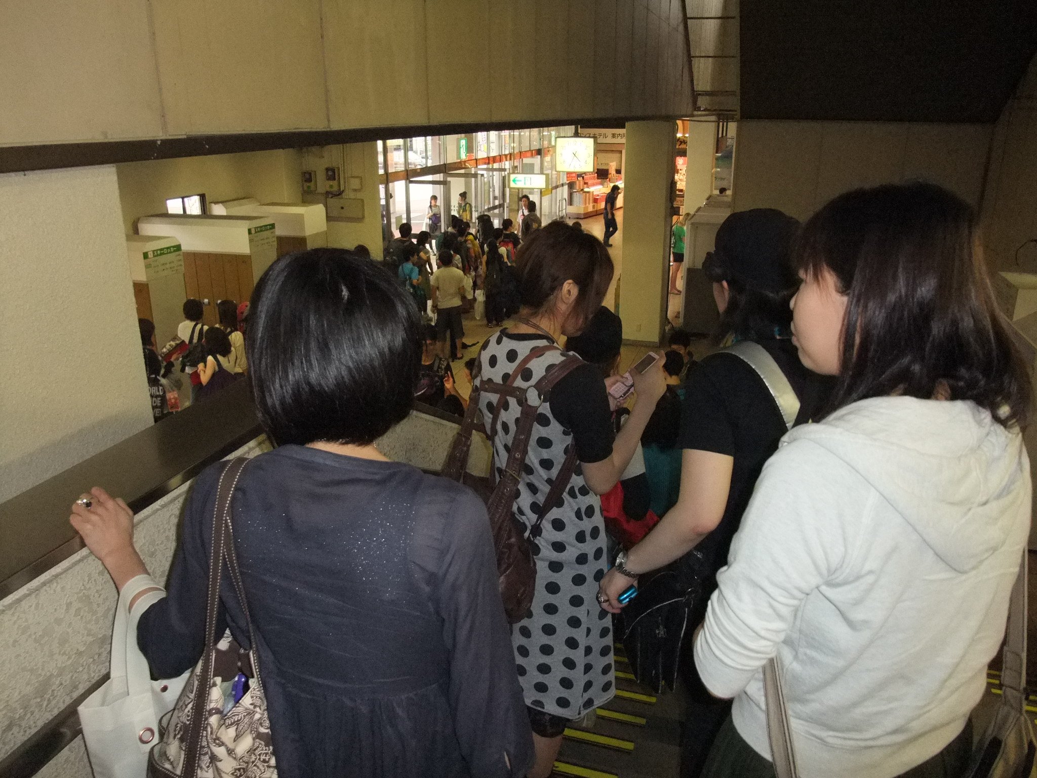 明るいところが駅の出口です。