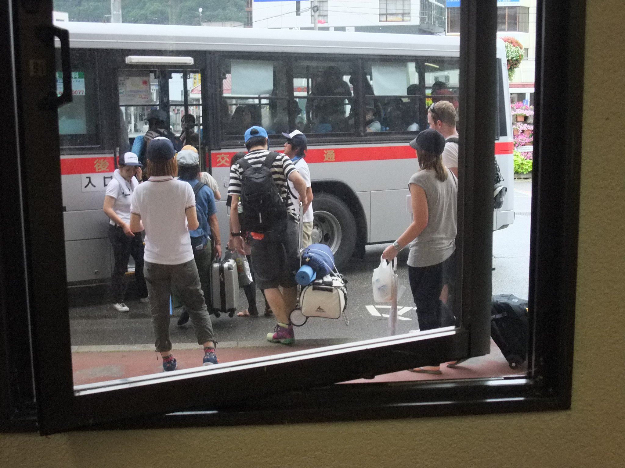 窓から見えるシャトルバス。