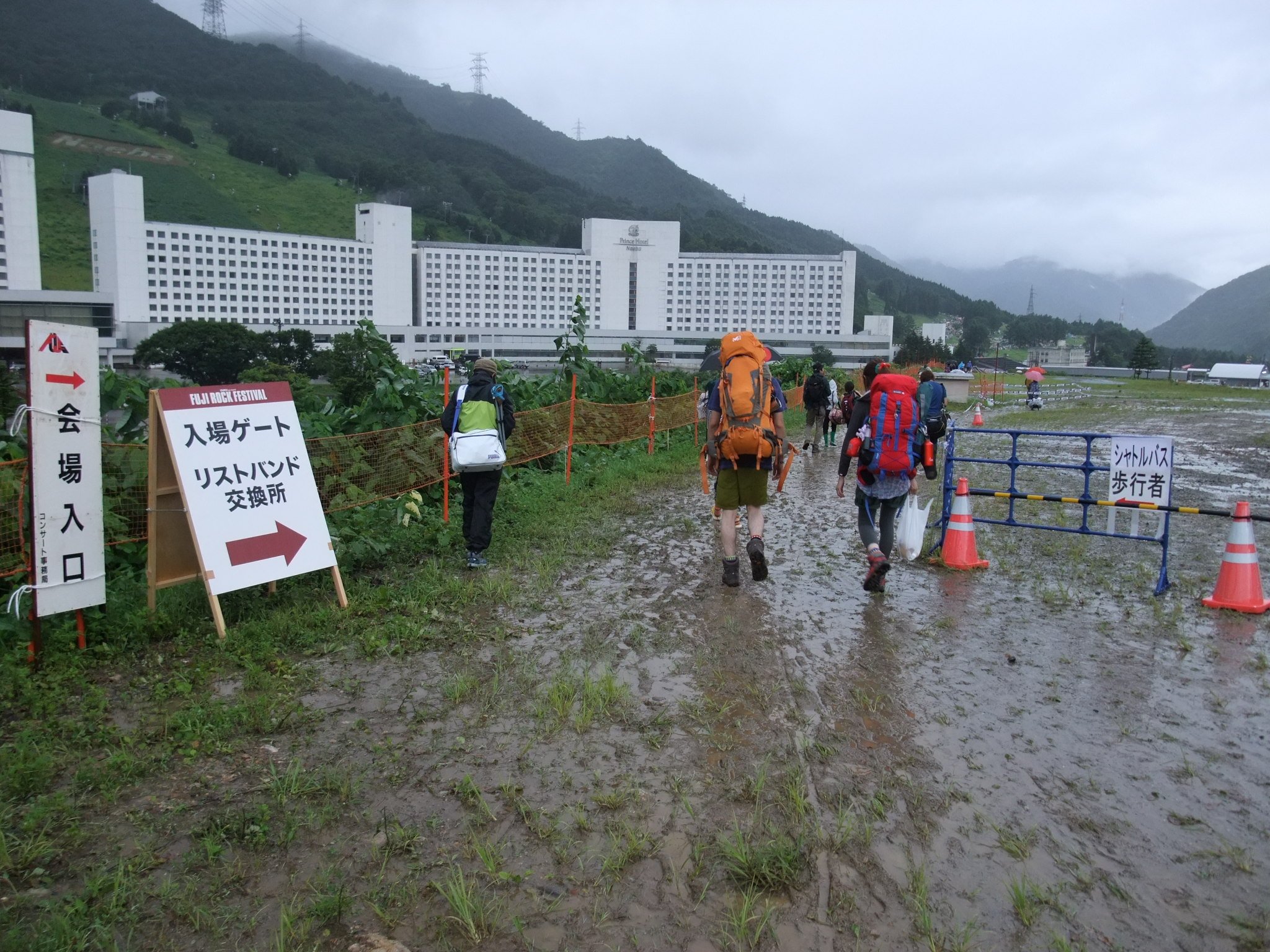 シャトルバスの利用者と自動車利用者、ホテル宿泊の人は、会場までの道が分けられていました。