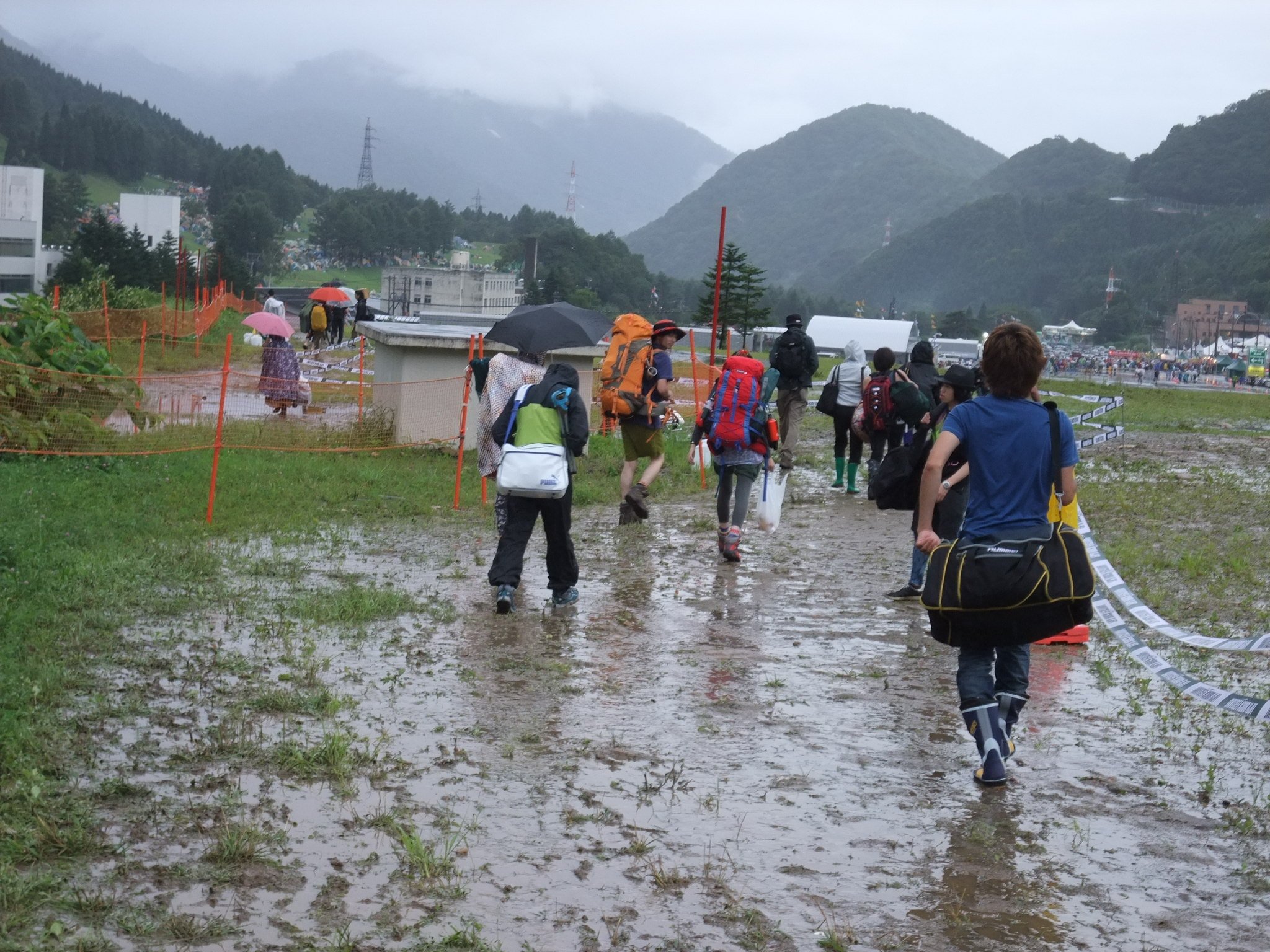会場の中より厳しい泥道です。