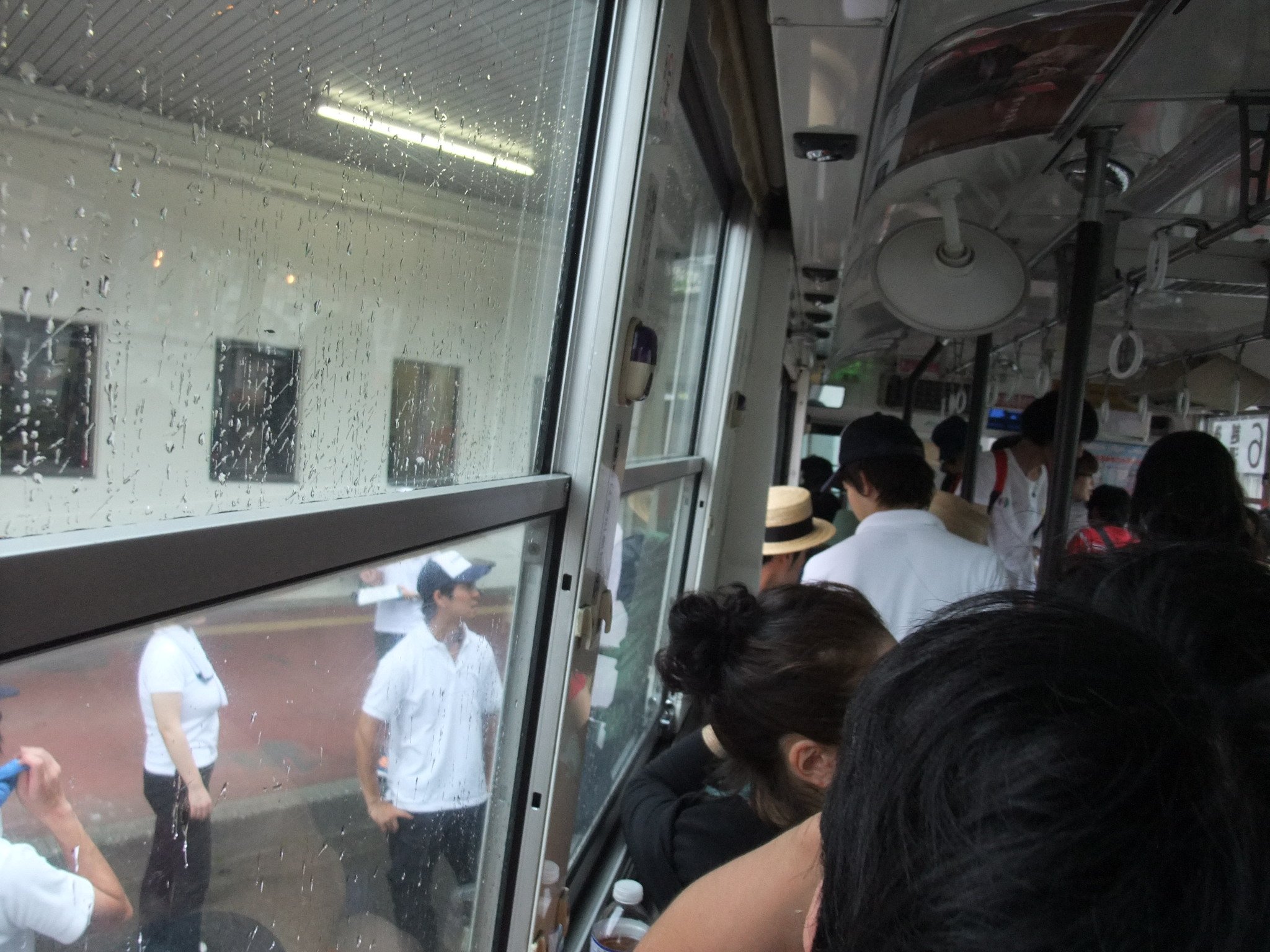 写真では見えませんが、路線バスなので荷物は社内にすべて持ち込みます。