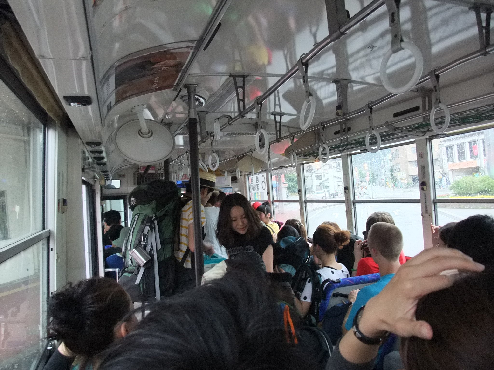 座れるか立ったままかは運次第です。