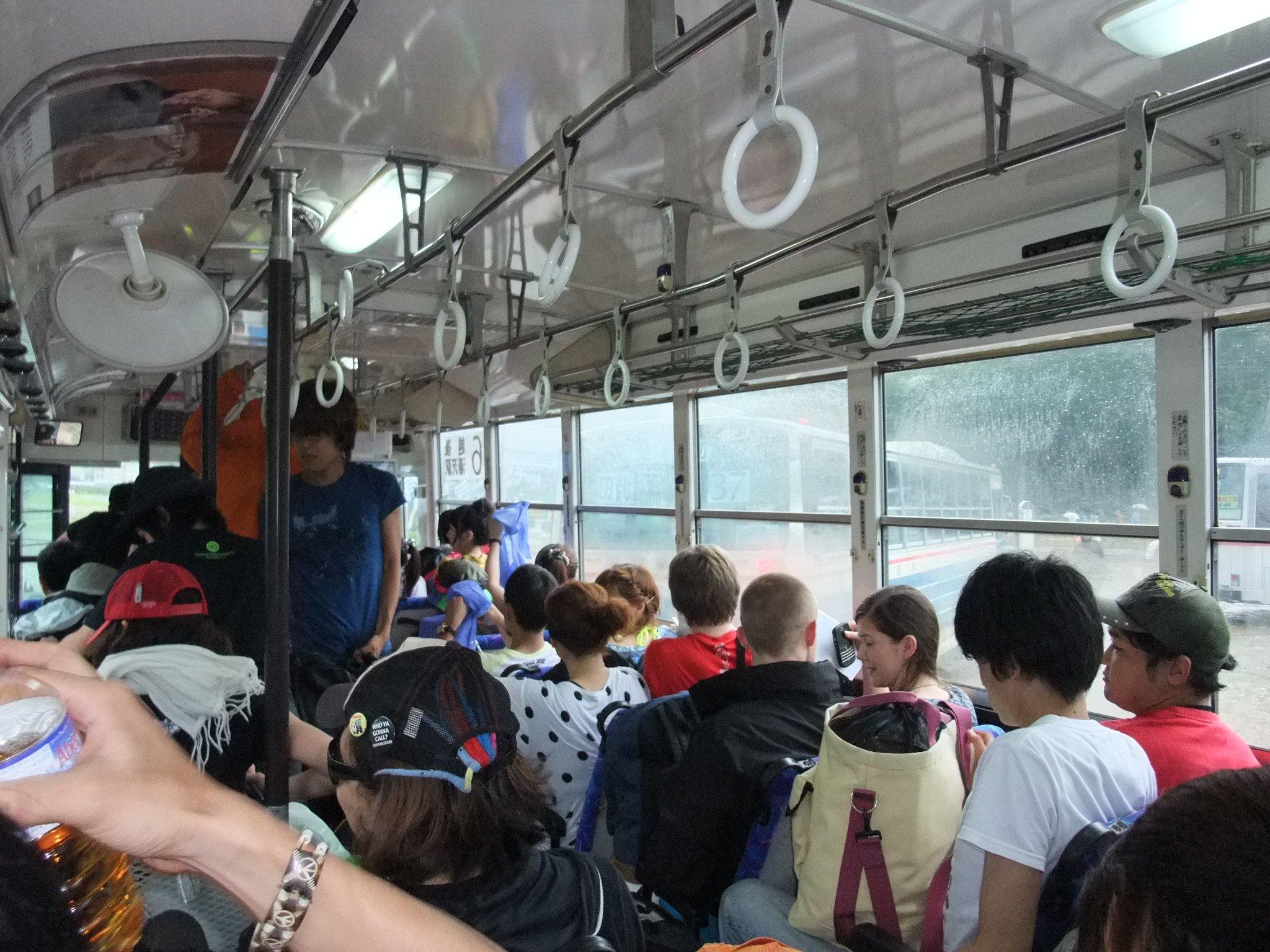 シャトルバスバス到着。直前の窓からの写真の時間と比較すると37分です。おおむね30分から40分かかります。