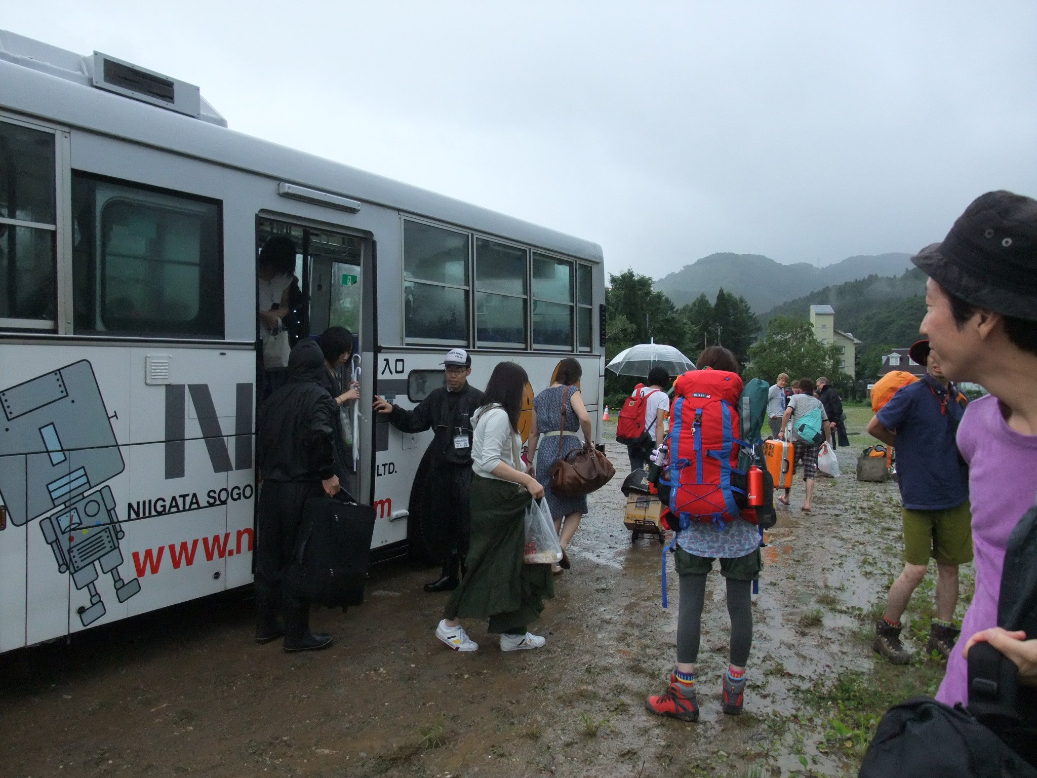 次々と降りる人たち。