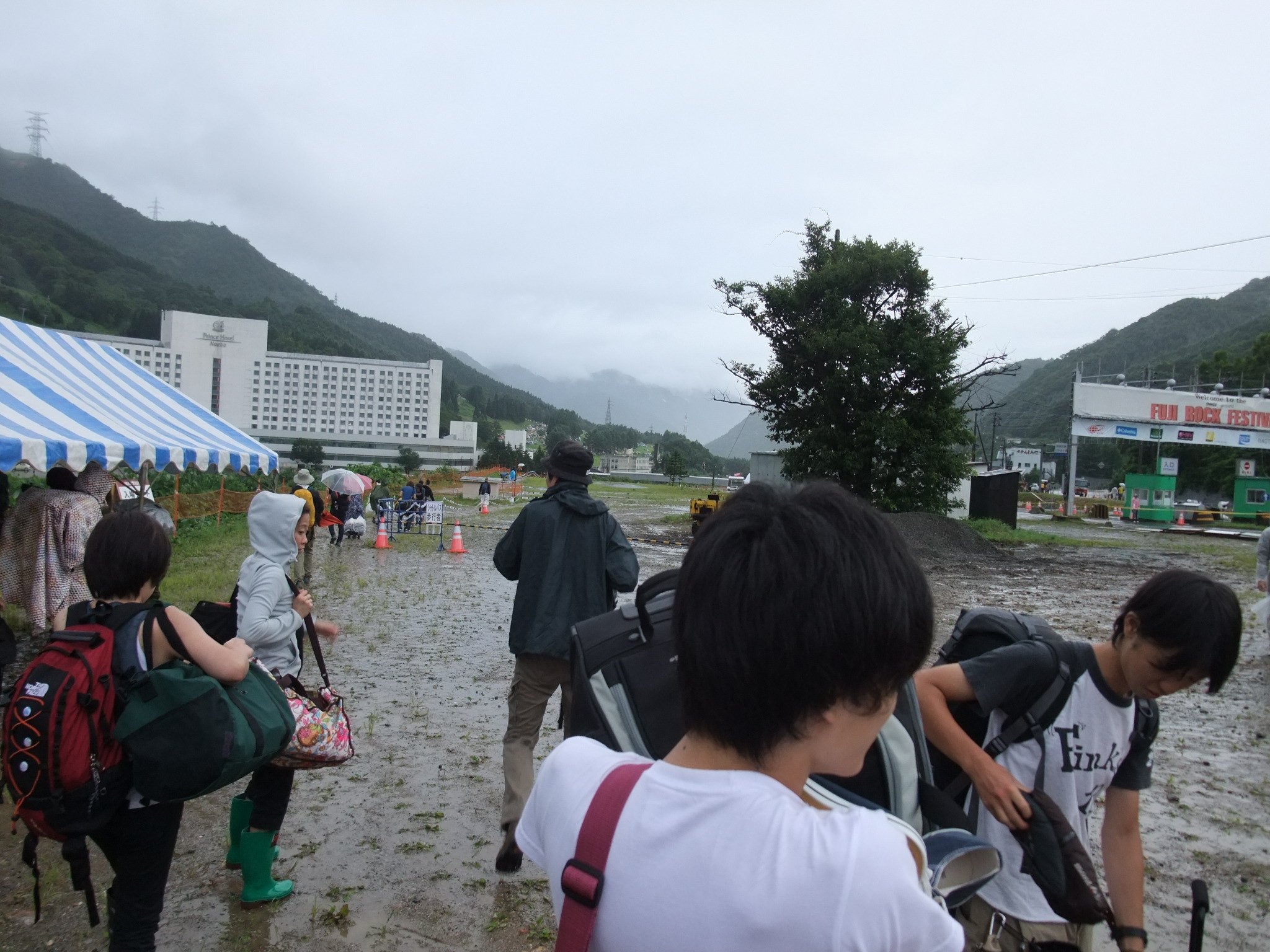 奥の方が会場です。かなり遠い距離に見えます。