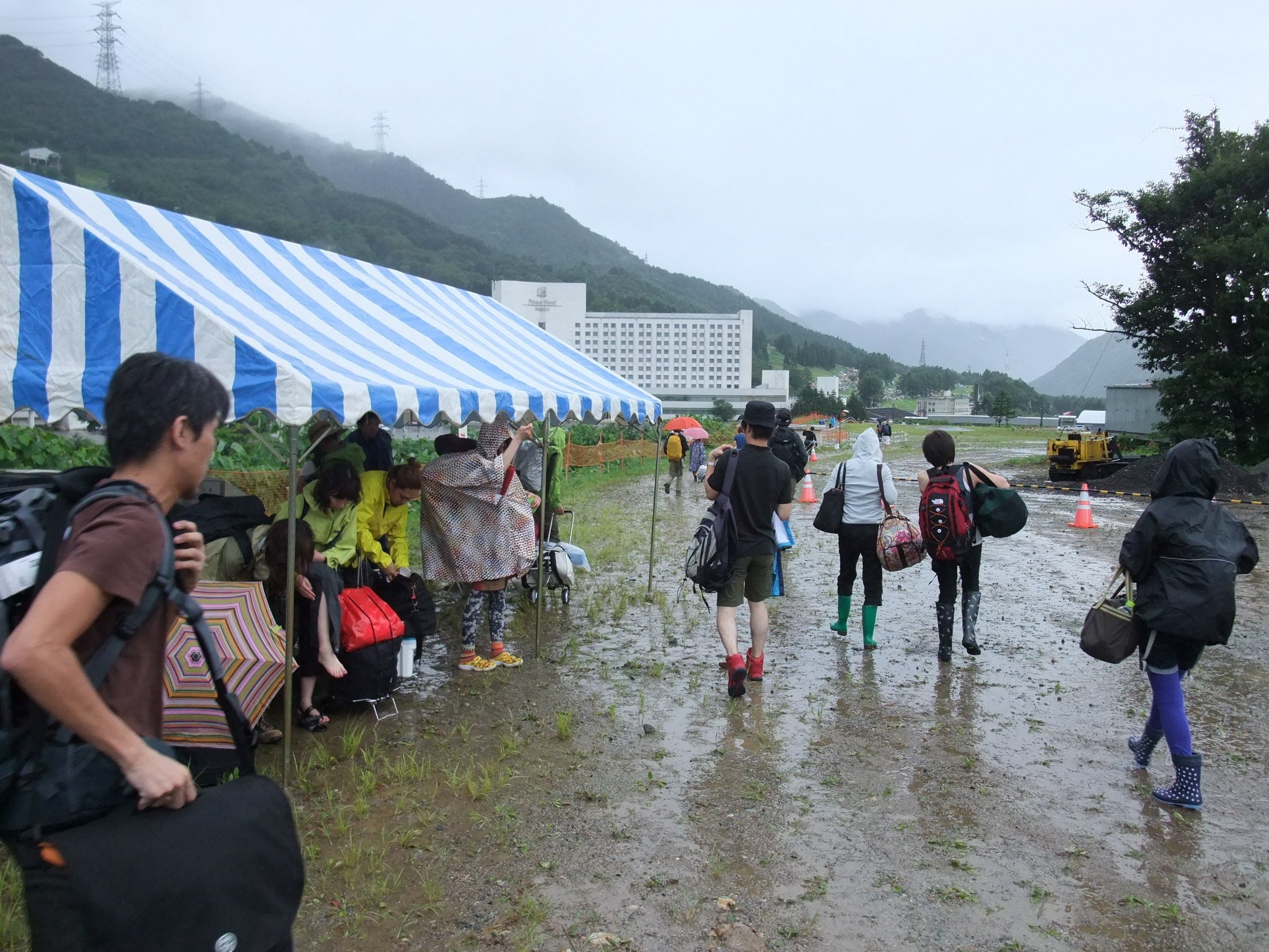 テントの下で着替える人たち。
