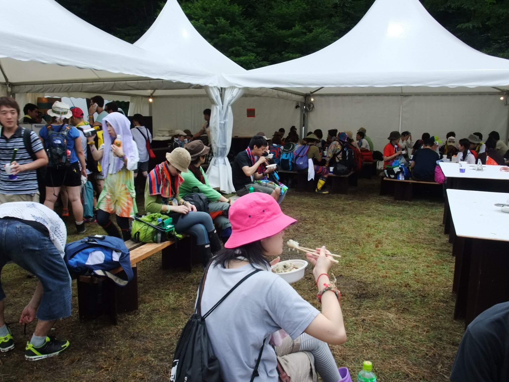 いす、テーブルがかなりあります。