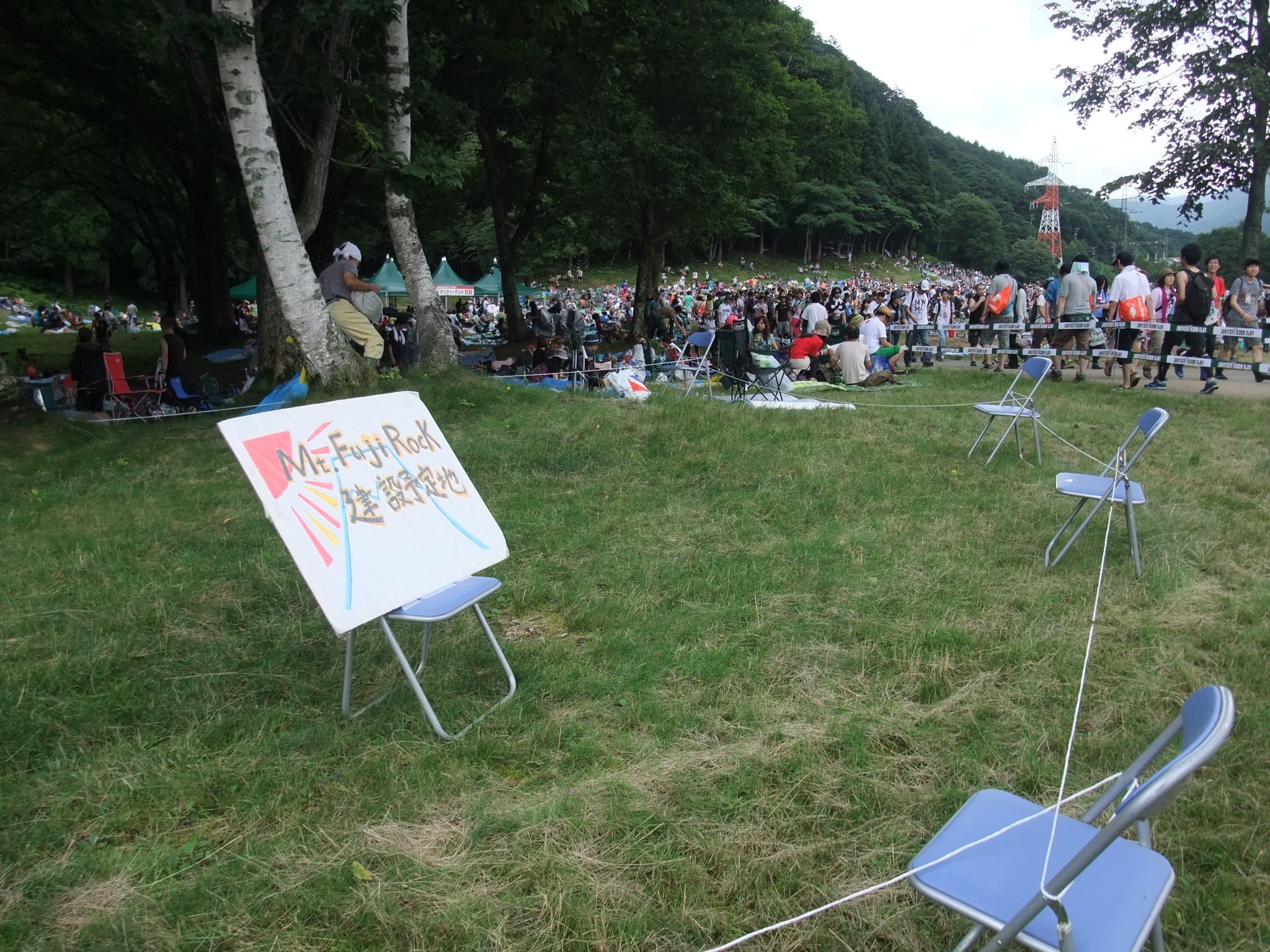 タワーレコードのテントの向かいにあるペットボトルの山建設現場。