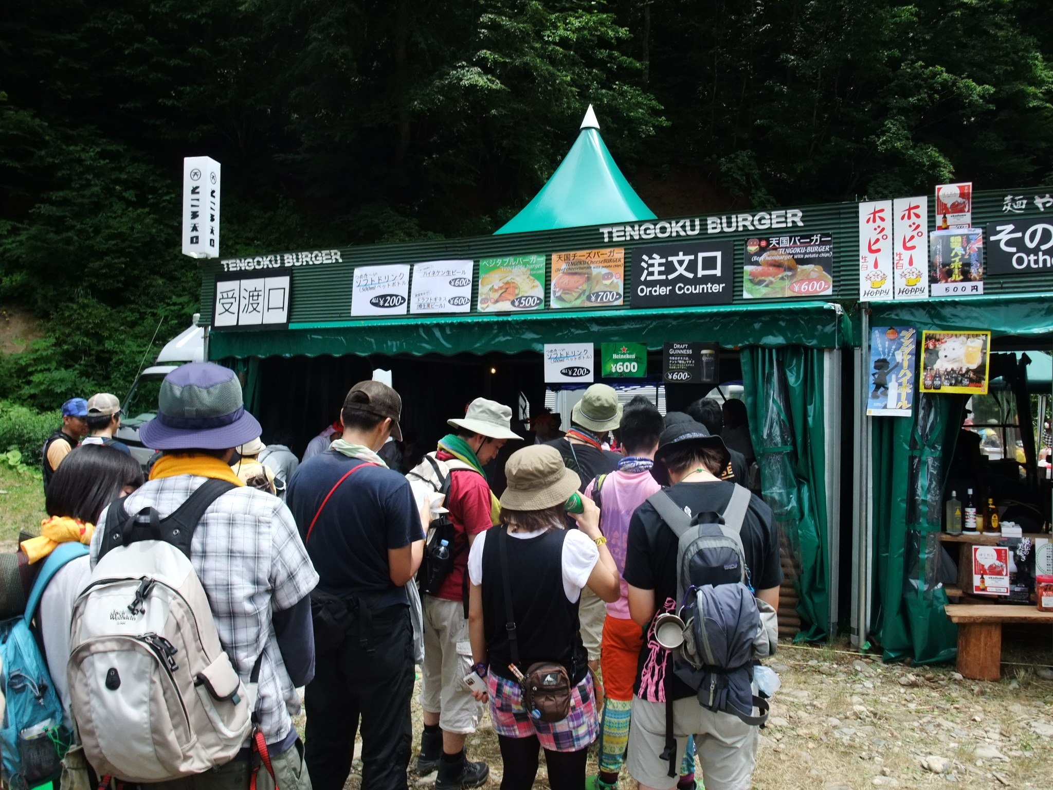 天国バーガーと天国チーズバーガーとベジタブルバーガーの3種類。