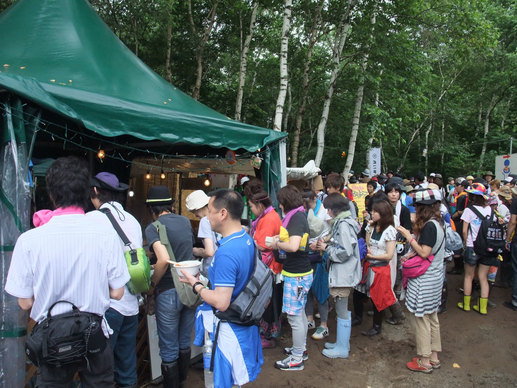 カレーの行列。具が大きめです。