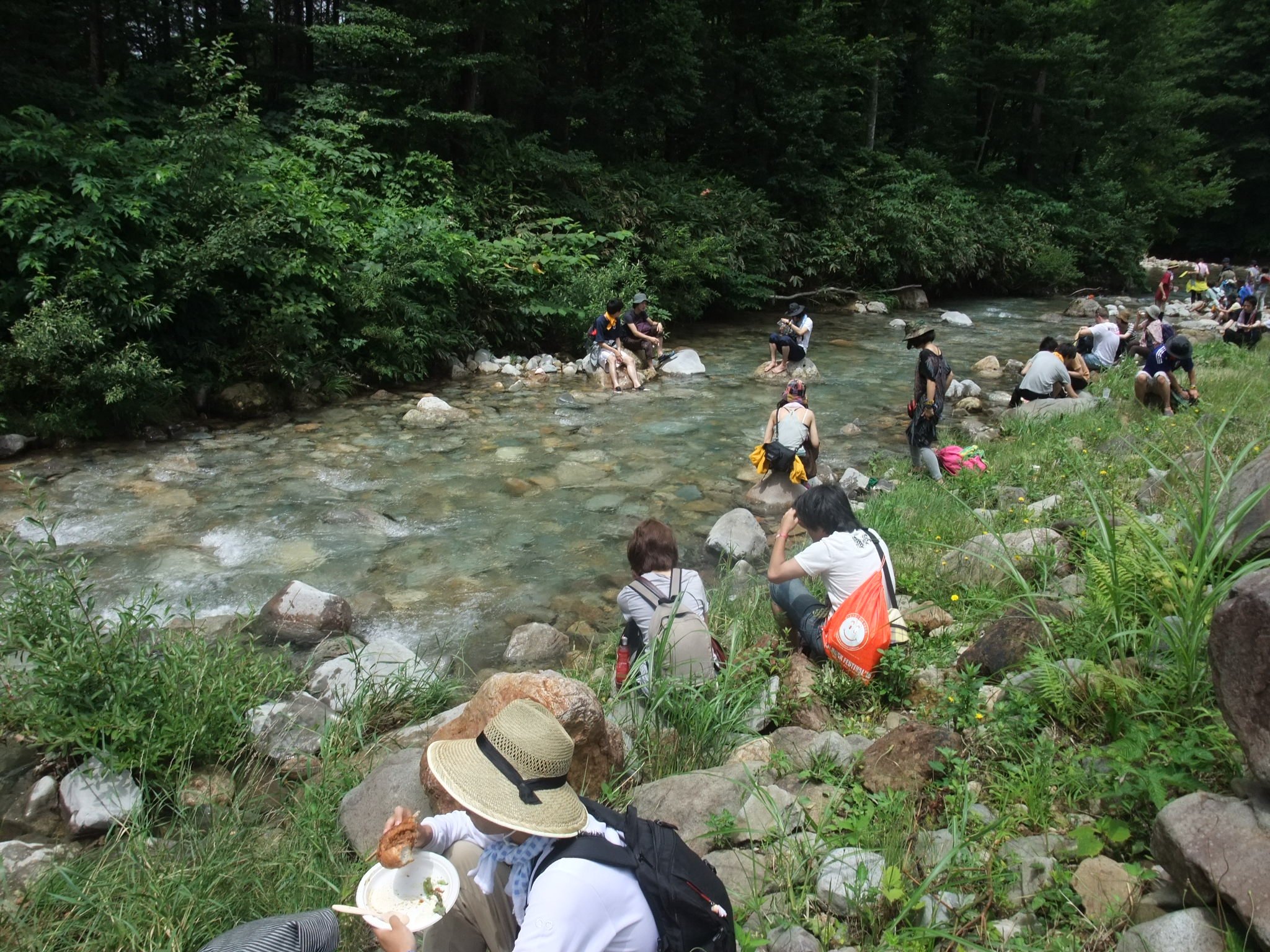 河川敷の下流側。奥の方まで人がいます。