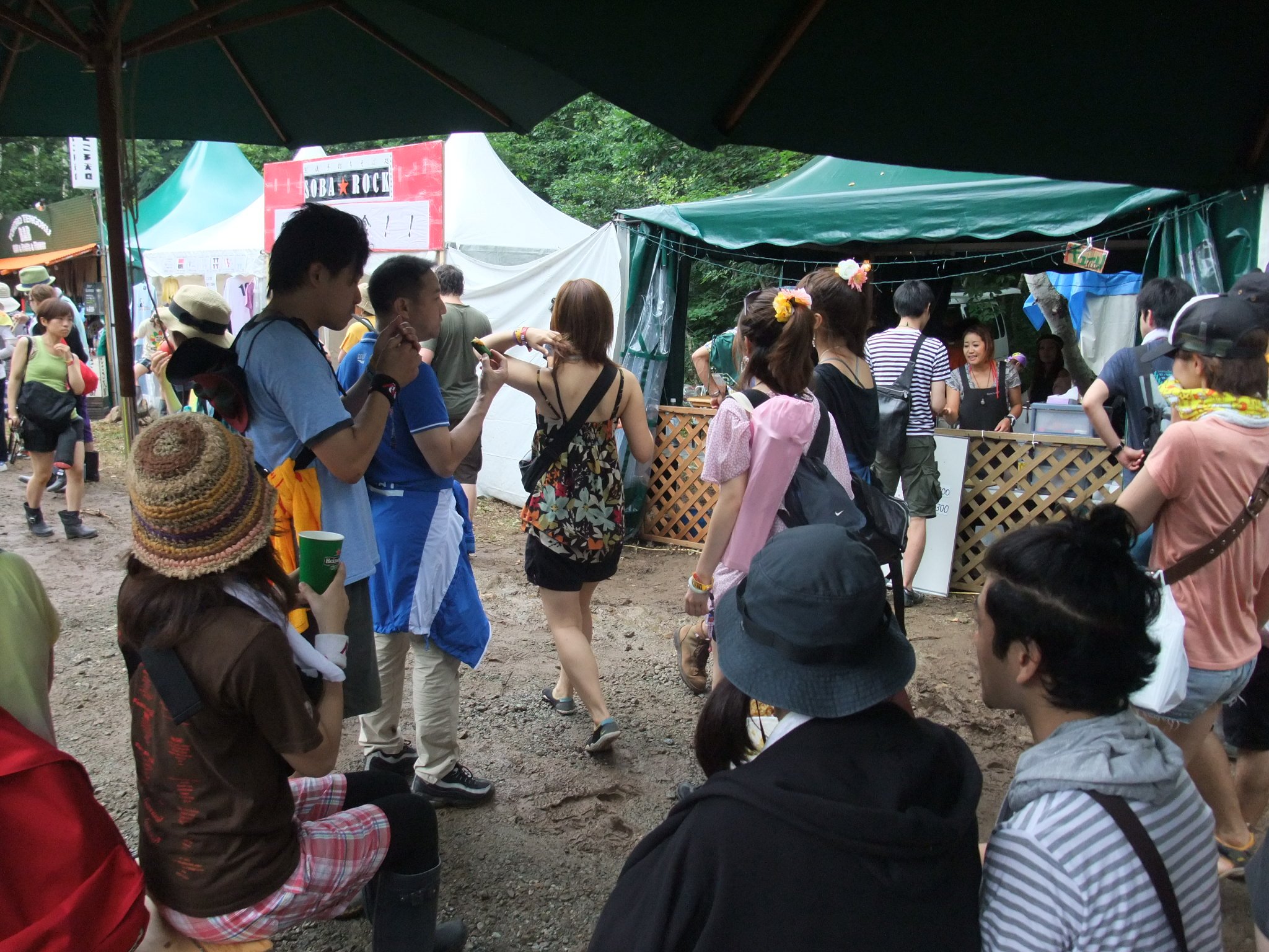 パラソルの下。ベンチです。