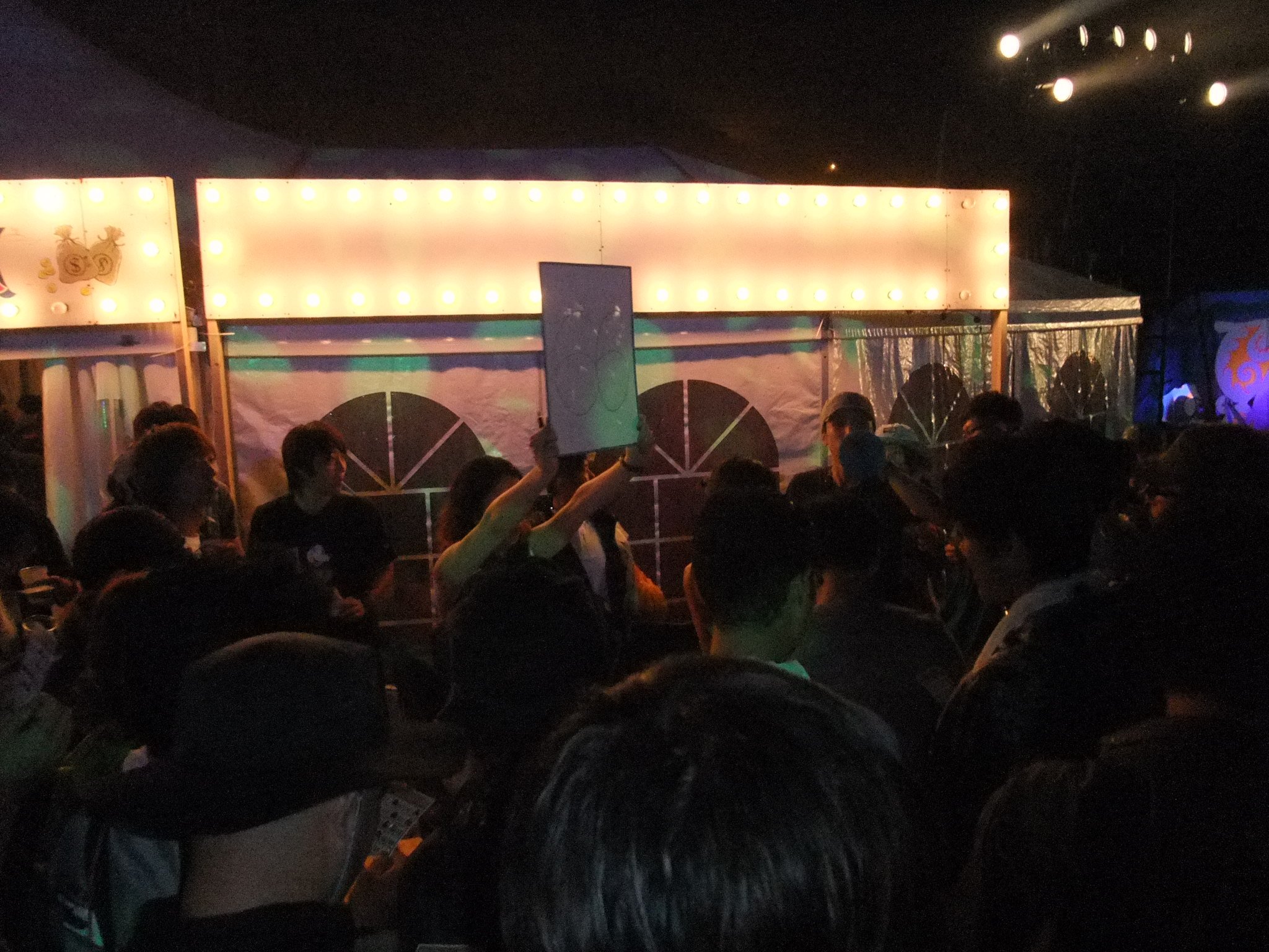 「66」と書いてあるのでたぶんビンゴをやっています。