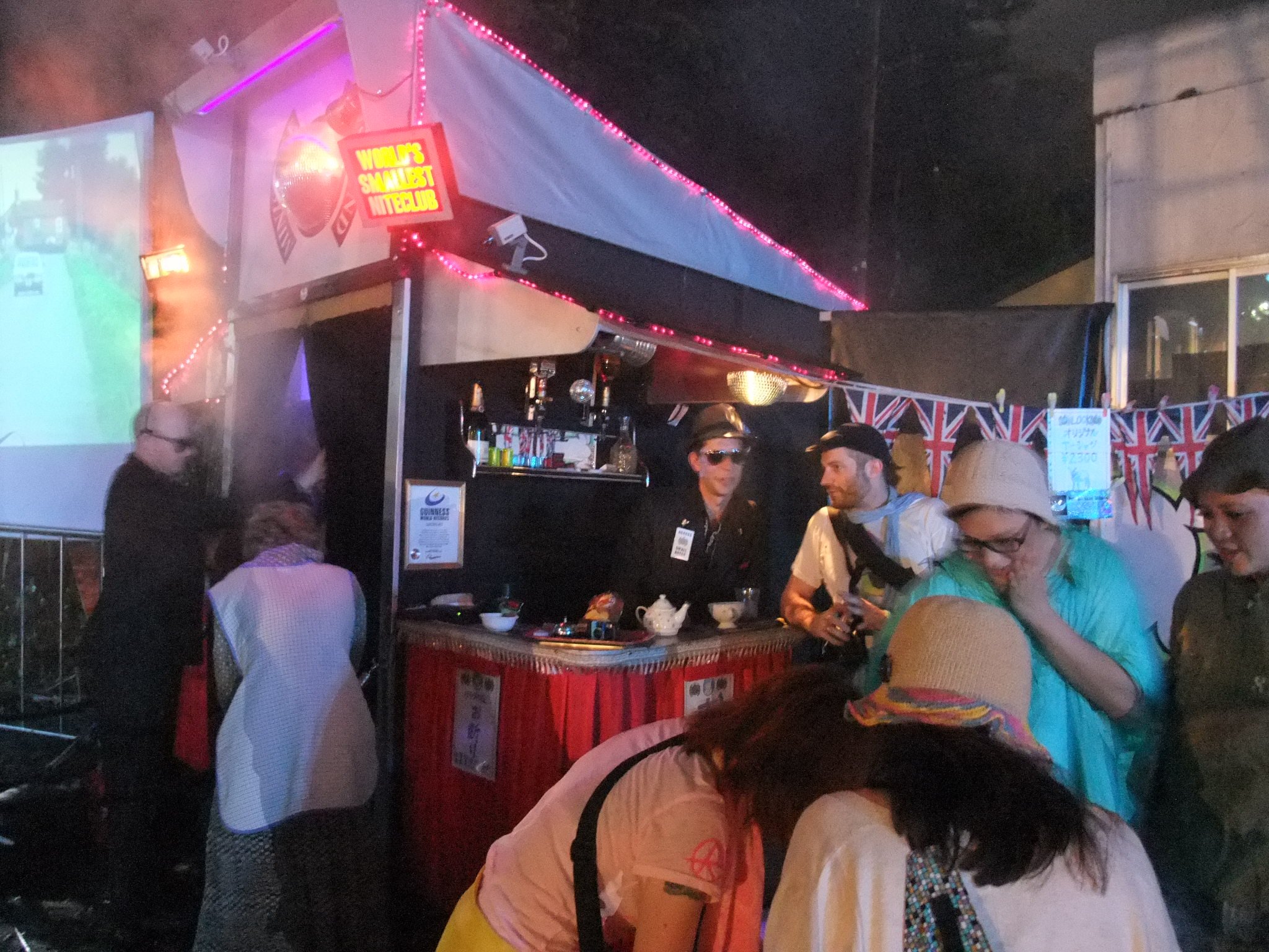 「世界で最も小さなナイトクラブ」と書かれている小屋。