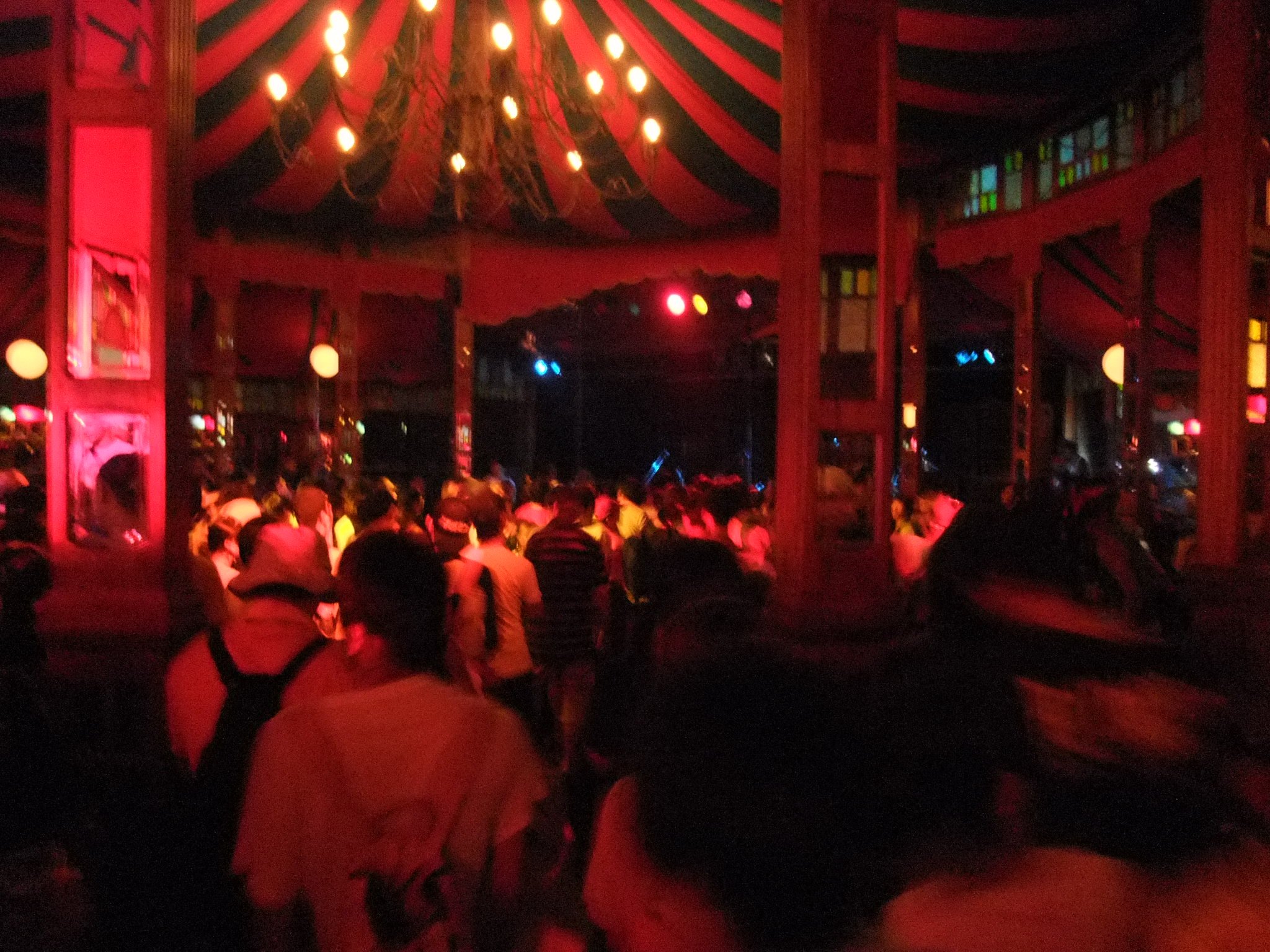 クリスタルパレスの中。ずっと何かが演奏されています。