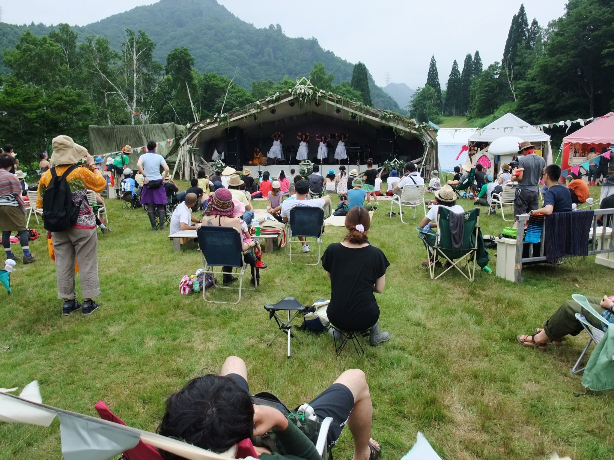 ピラミッドガーデンのステージ。オレンジコートより小さく、ジプシーアバロンより大きいステージです。