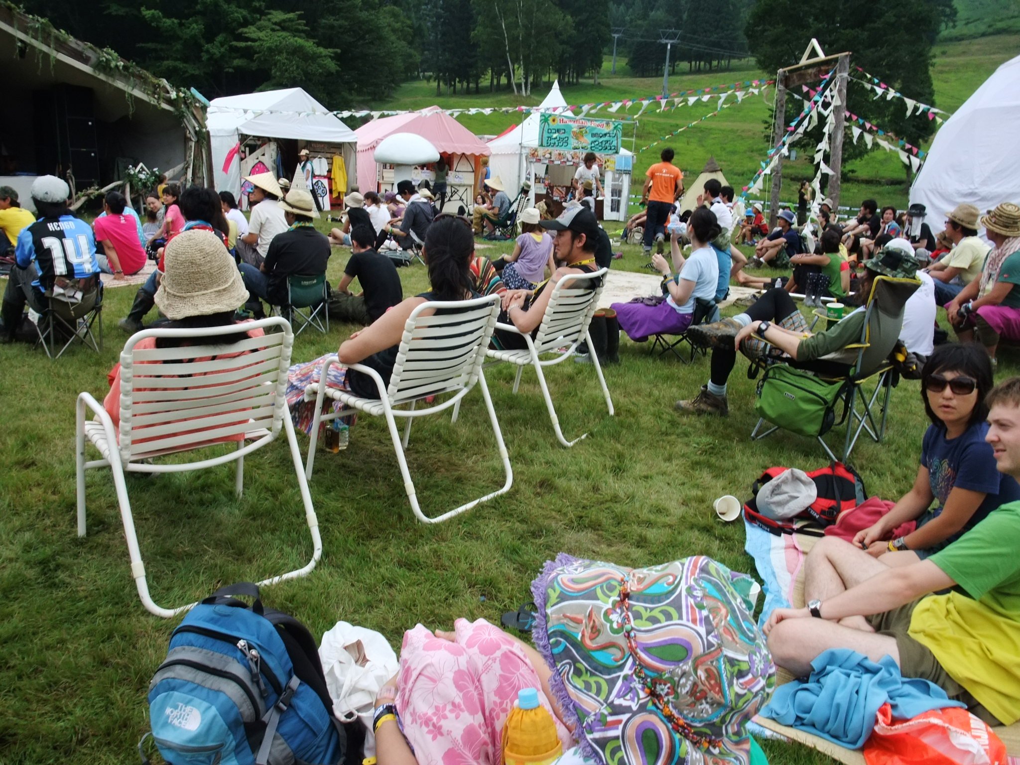 いすを持参する人が多いが、用意されているいすもあります。