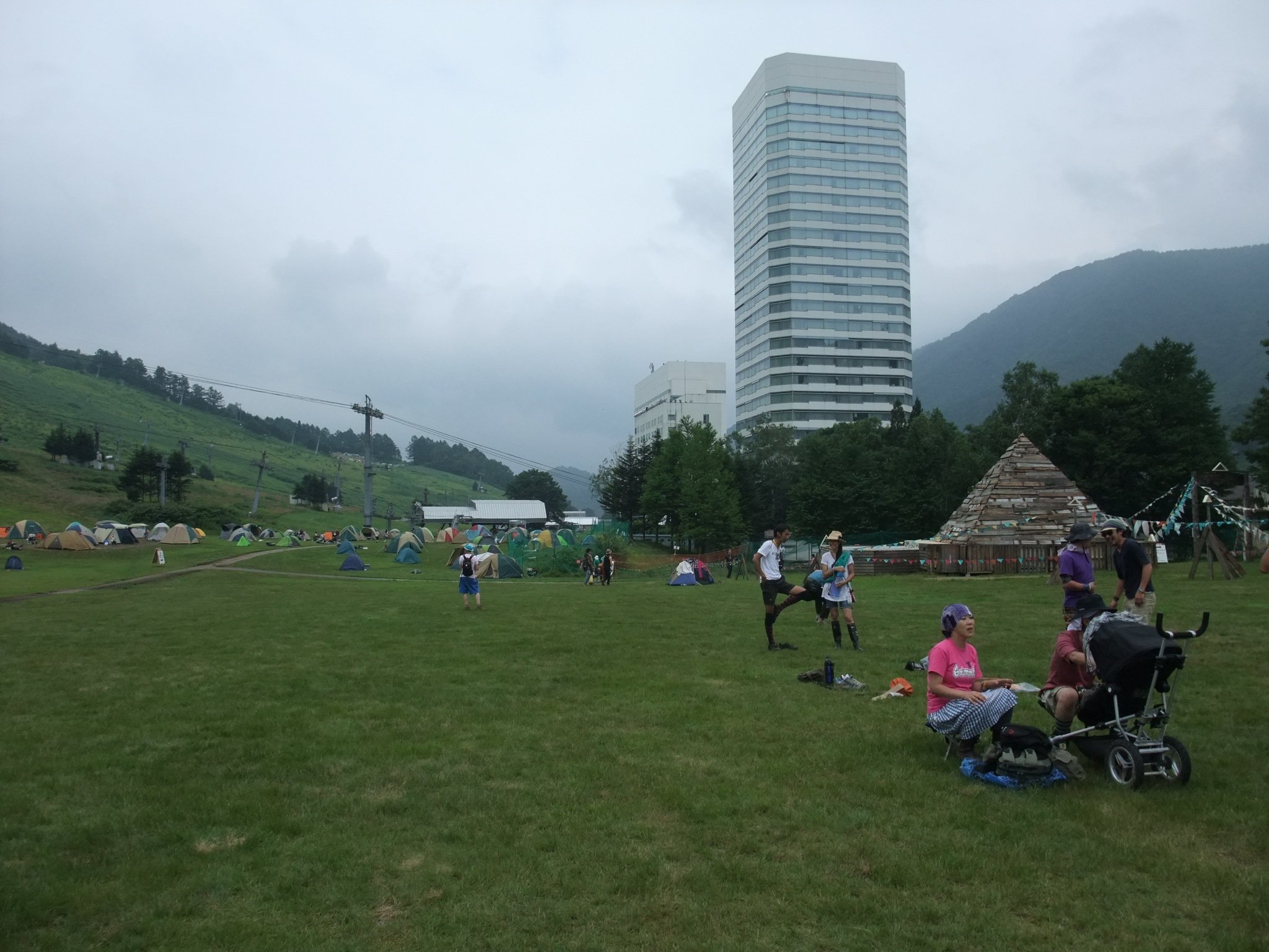 後方に見えるのはプリンスホテル。