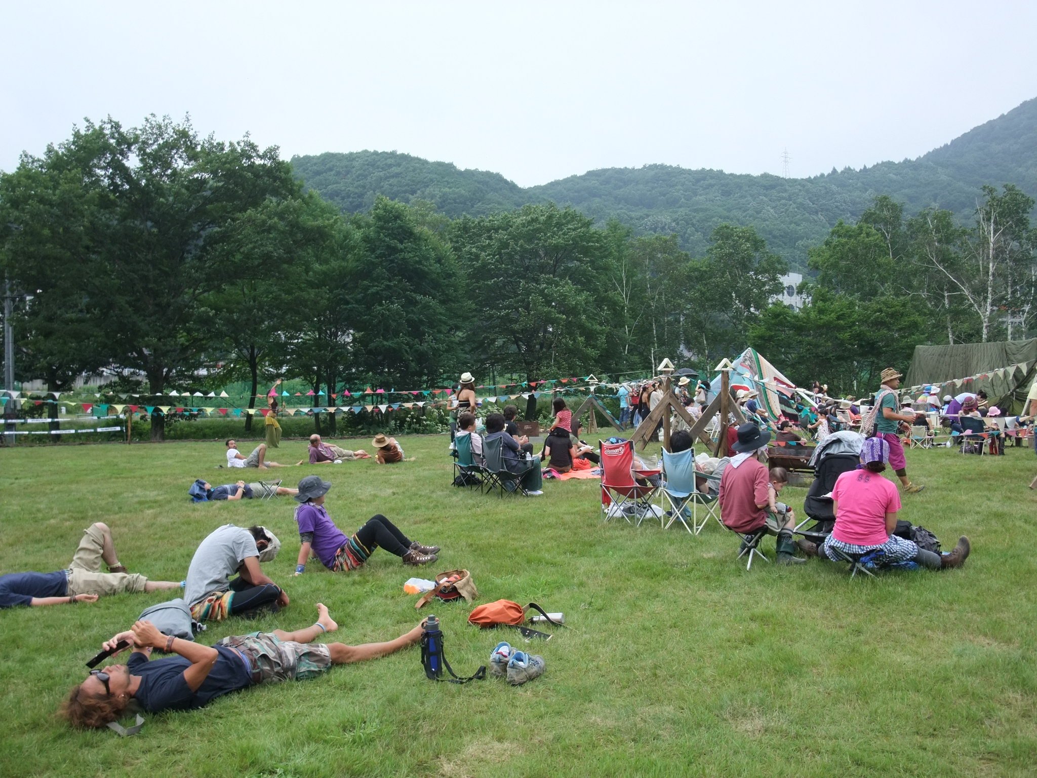 客席は一面に芝生が生えています。