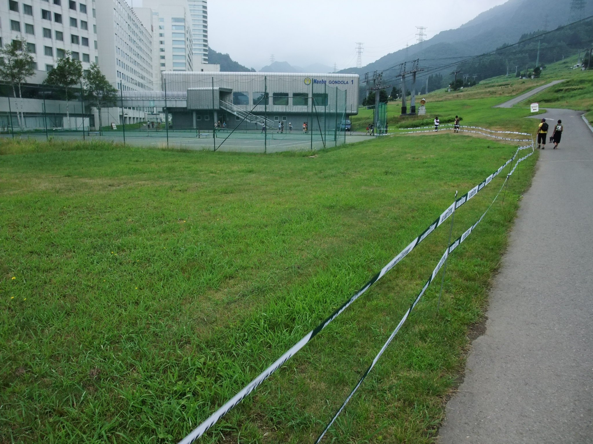 キャンプサイトのレディースエリアからプリンスホテル方面へ歩きます。