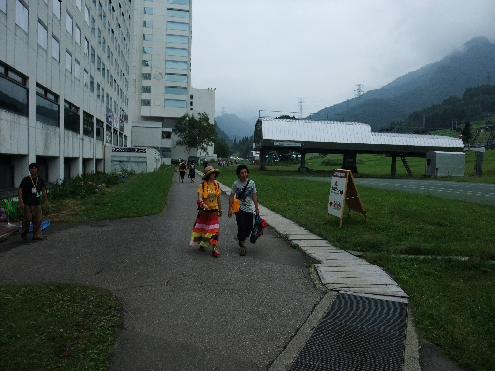 プリンスホテルの裏を通過。