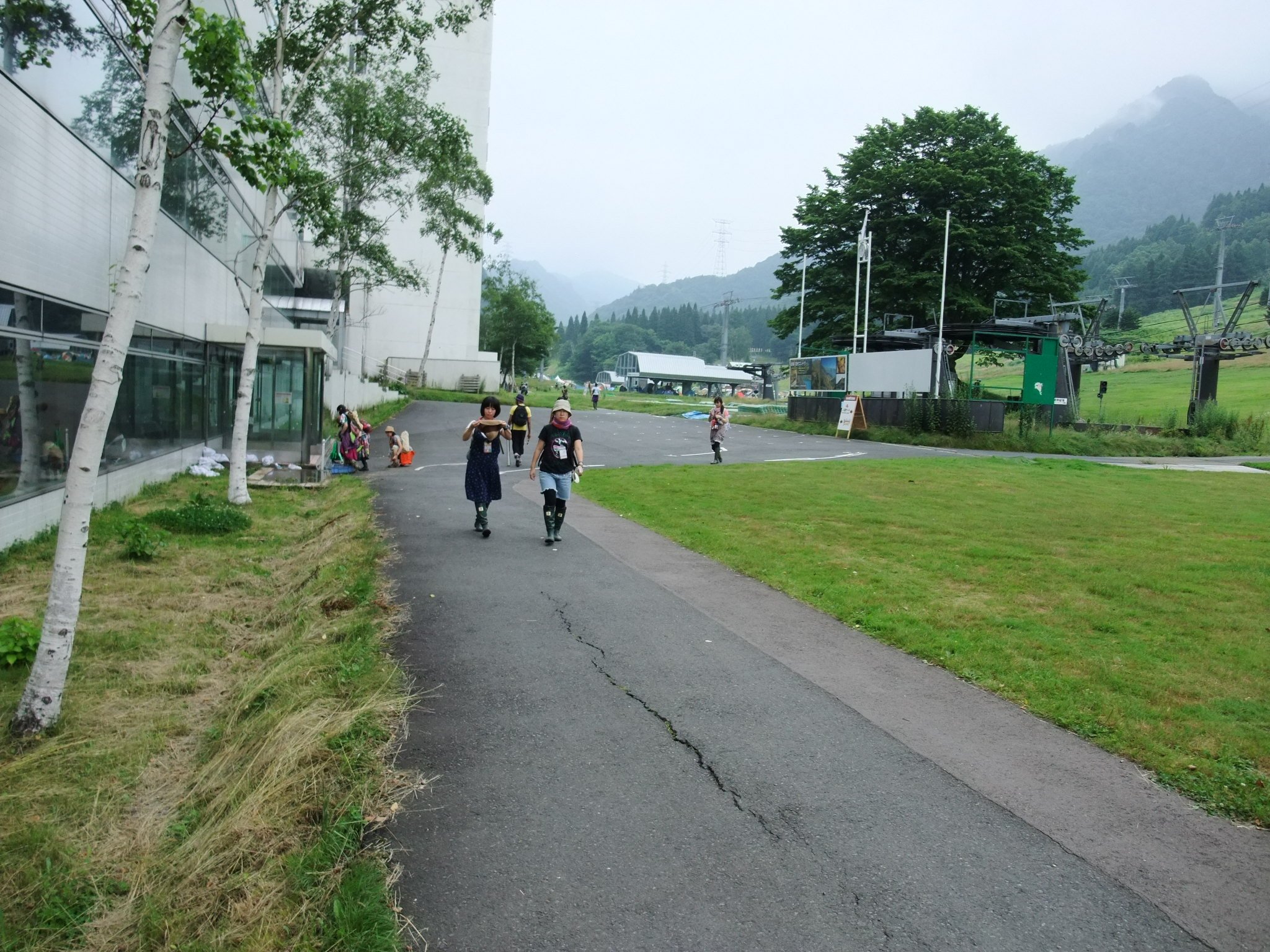 ずっとホテルの裏を歩きます。