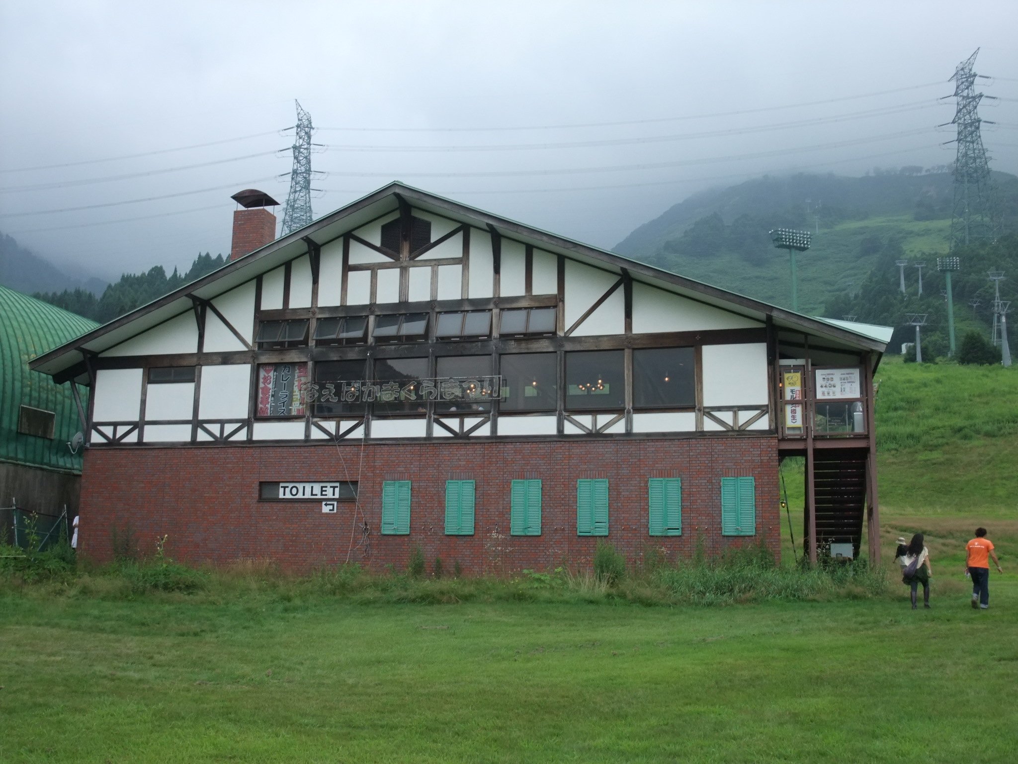 通常通り営業している飲食店。