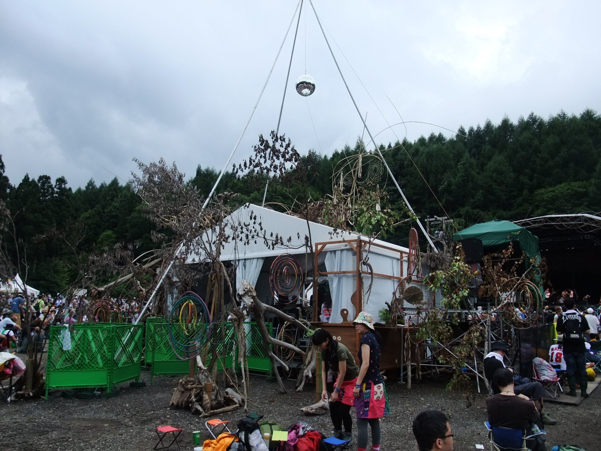 今年はやや多めの装飾です。