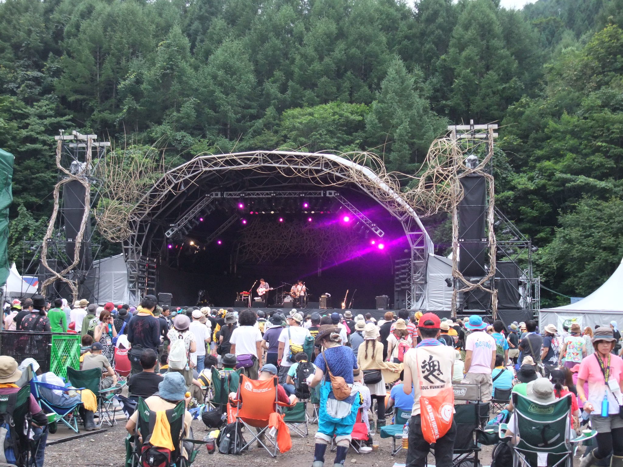 フィールド・オブ・ヘブンのステージ。装飾は自然素材が多い。