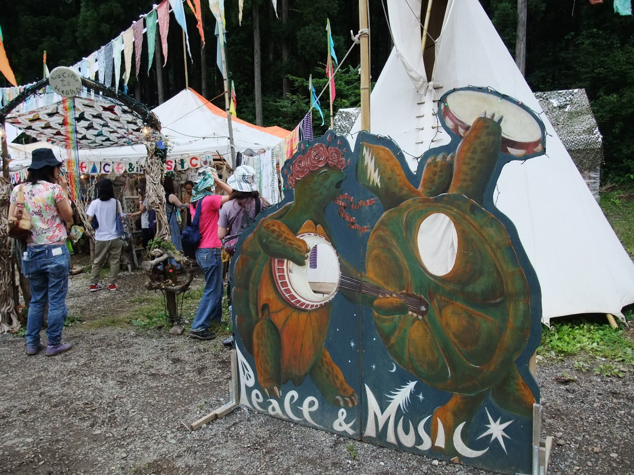 円い穴が開いた板。観光地のよくある顔を入れる板です。