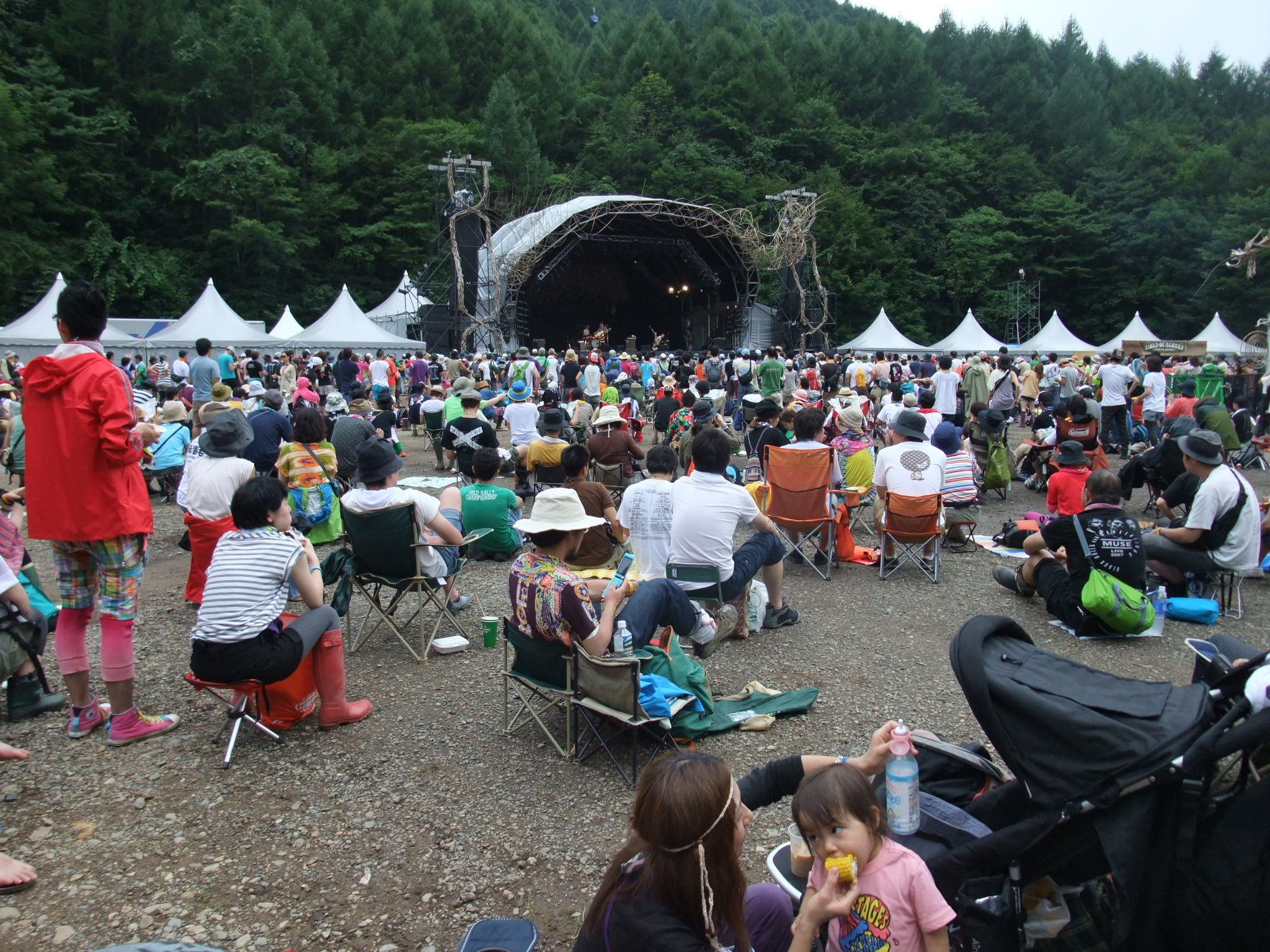 飲食物販店近くの後方から。