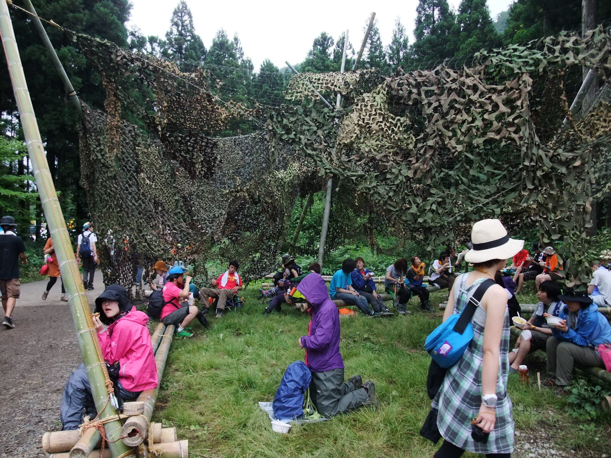 オレンジコート側のベンチ。